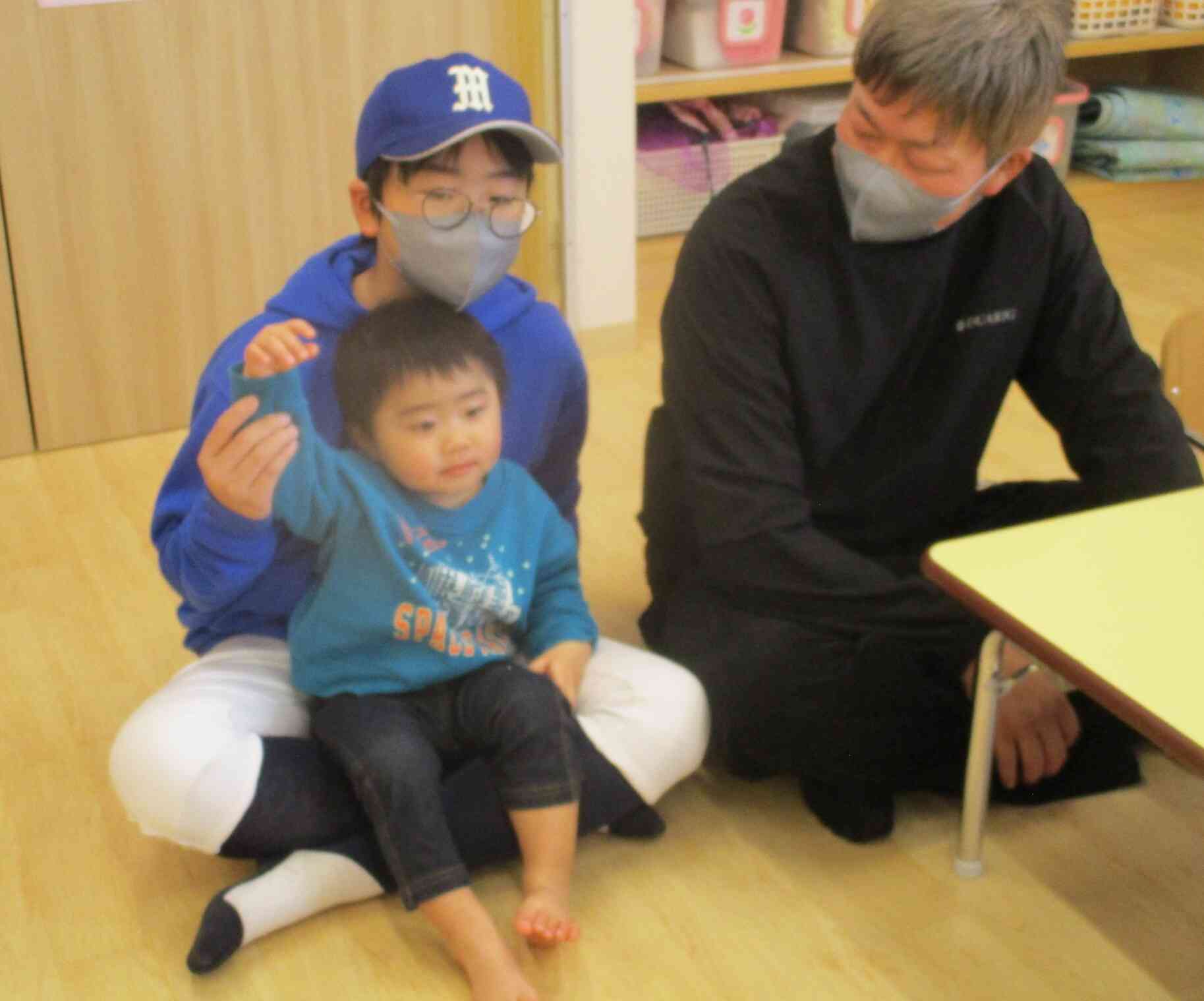 大好きなお兄ちゃんのお膝に座って今日はお返事したよ。