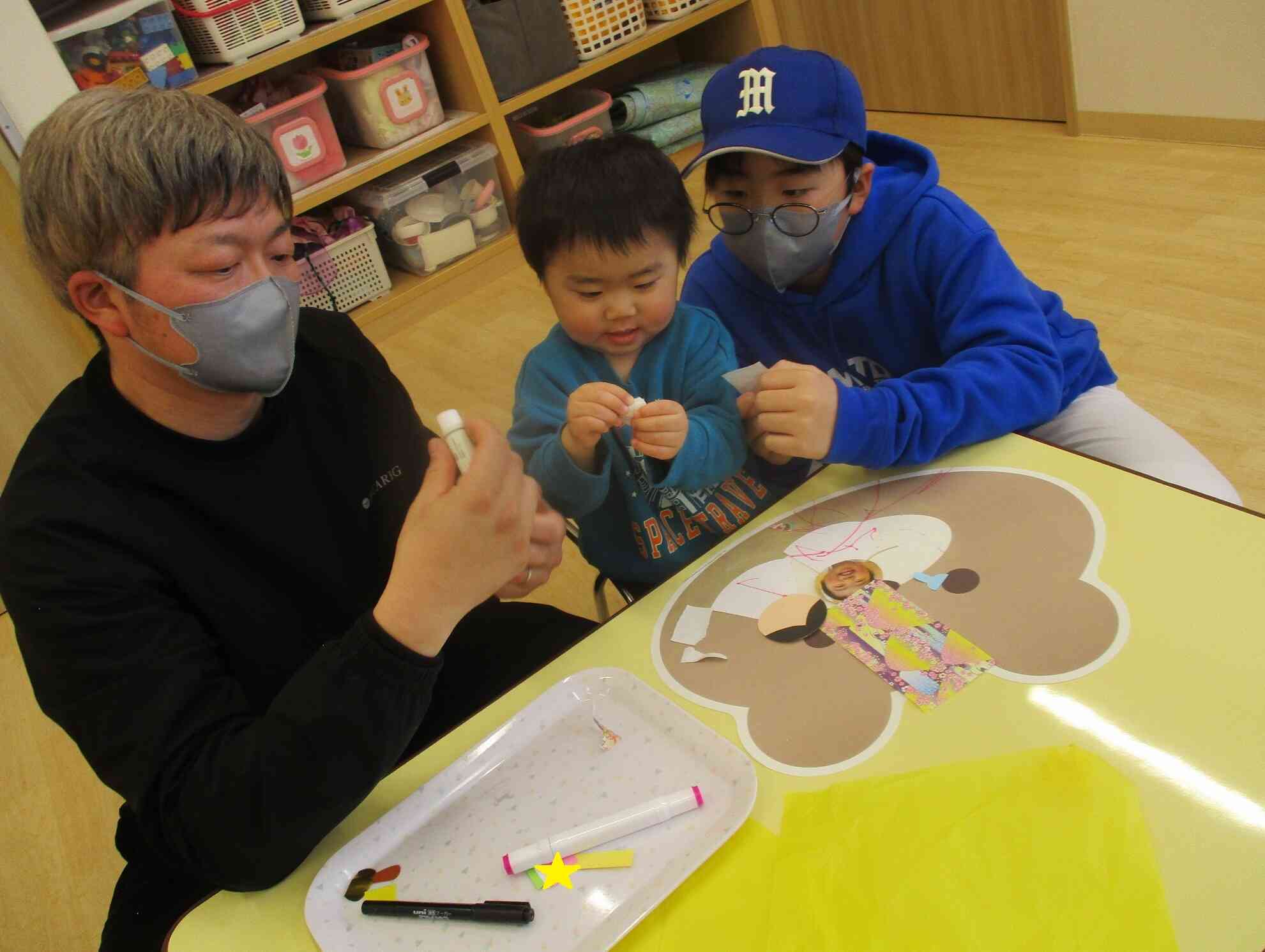 折り紙とペンに興味津々です！