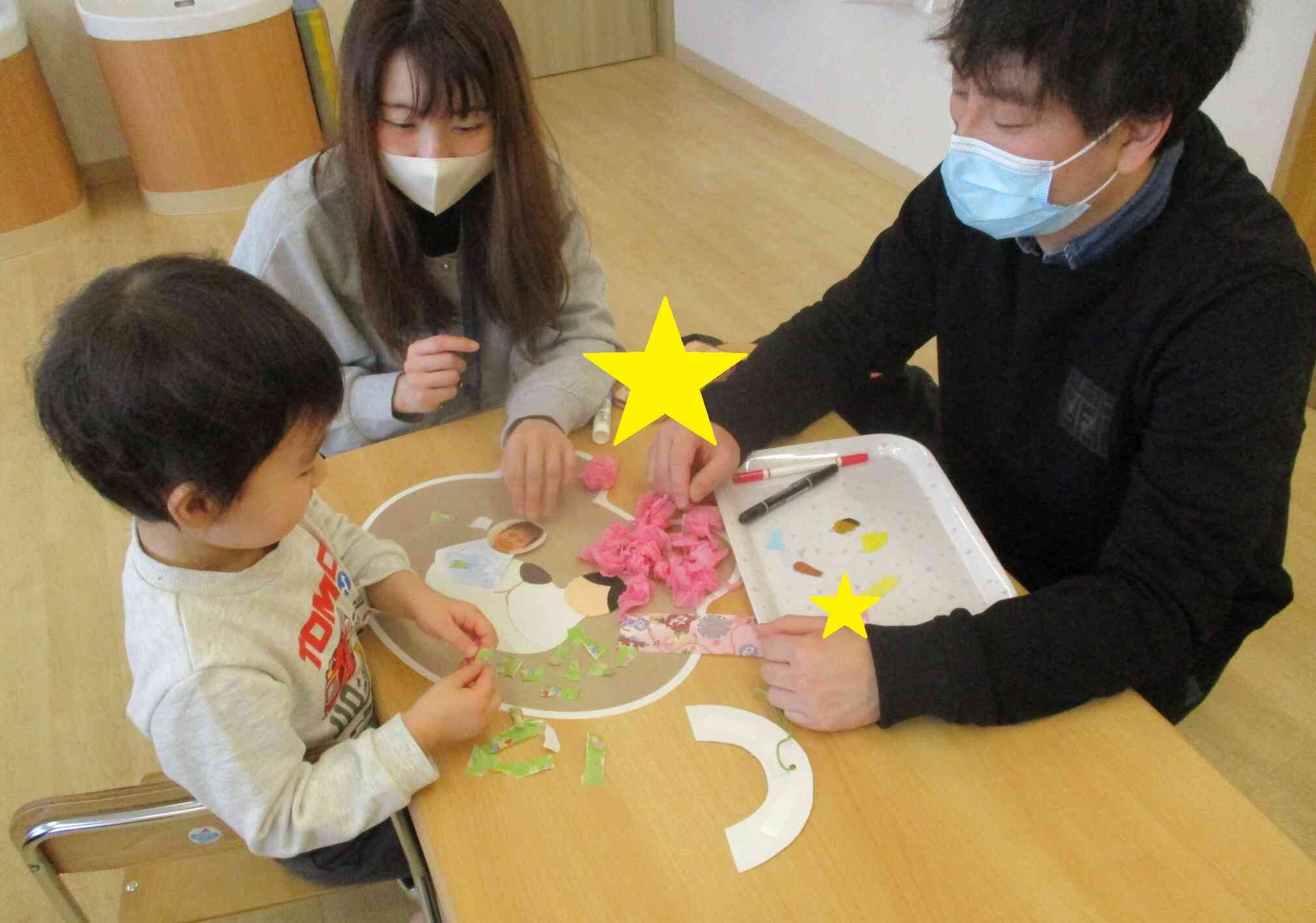 折り紙上手にちぎって貼れたね。