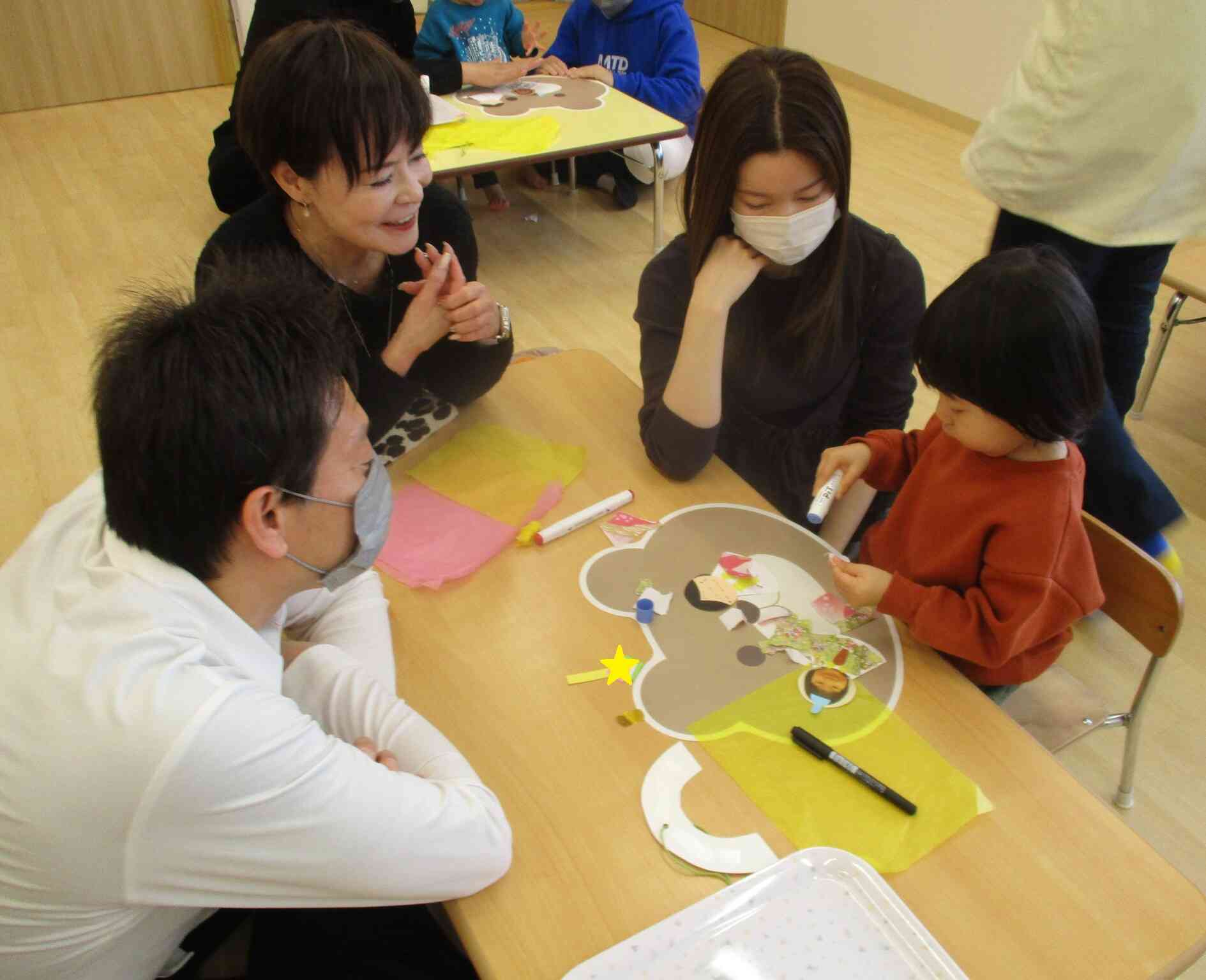 家族みんなに見守られながら楽しく製作できて良かったね。