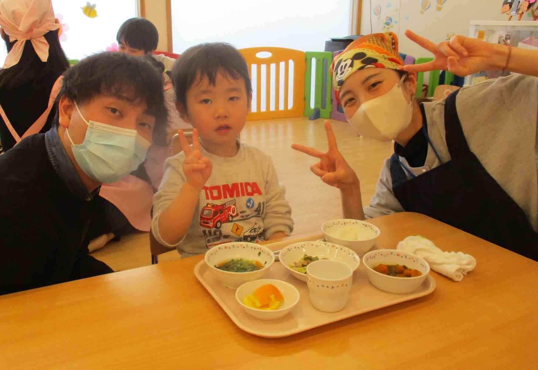 お父さんお母さんと一緒に給食食べられて良かったね。