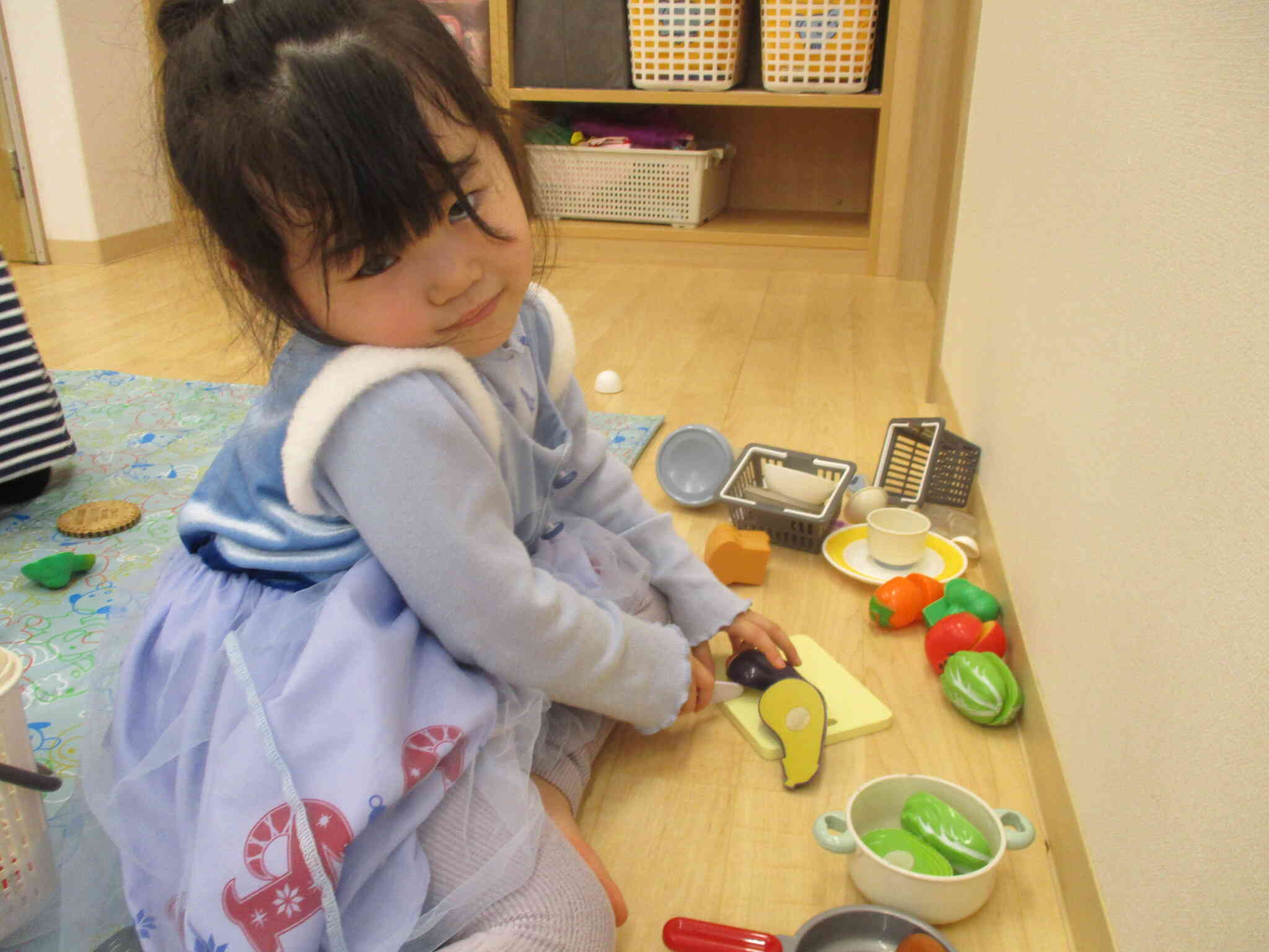 おままごとをしてる可愛いお顔をご覧ください。