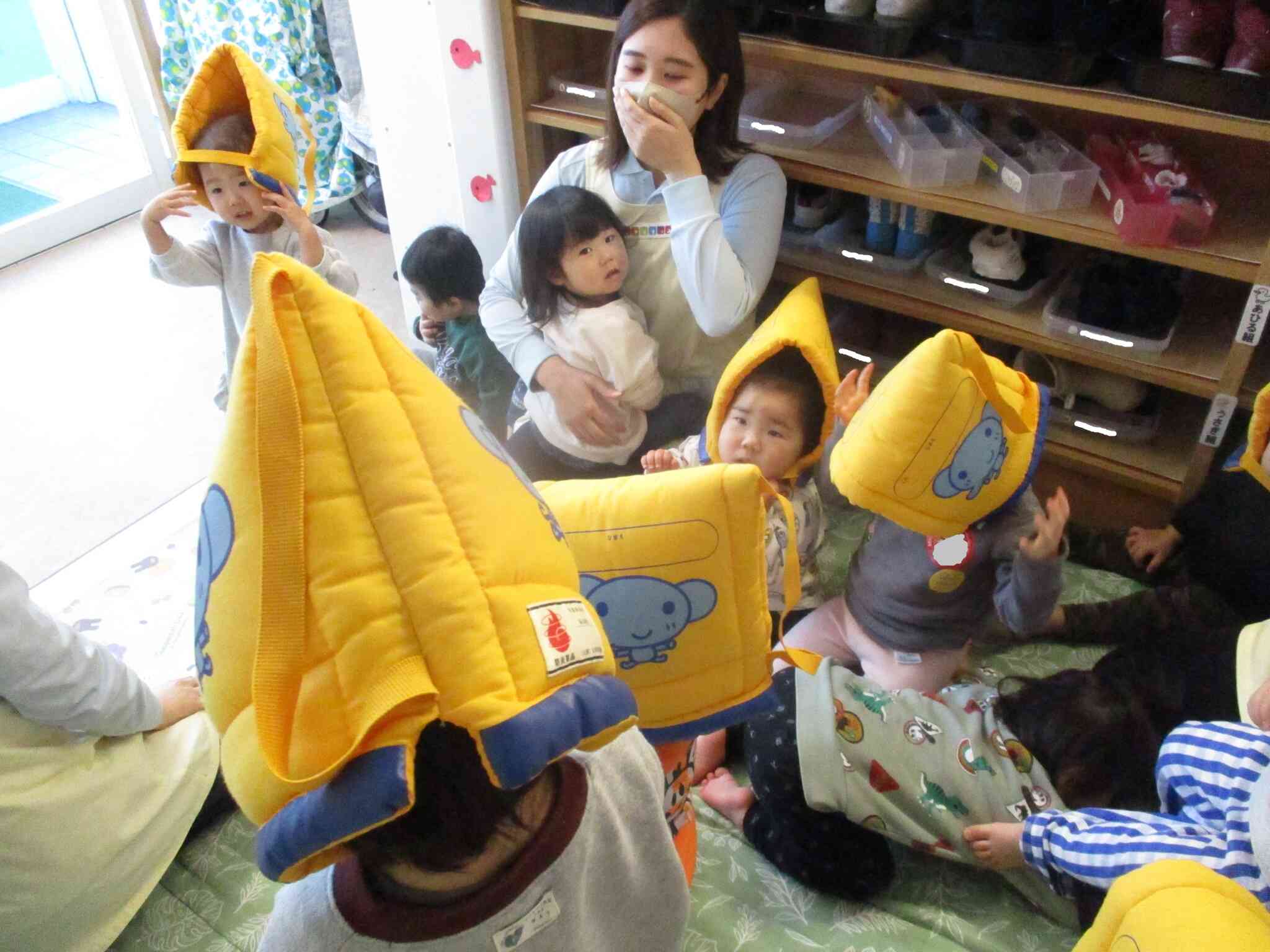 手を口に当て煙を吸わないように練習。