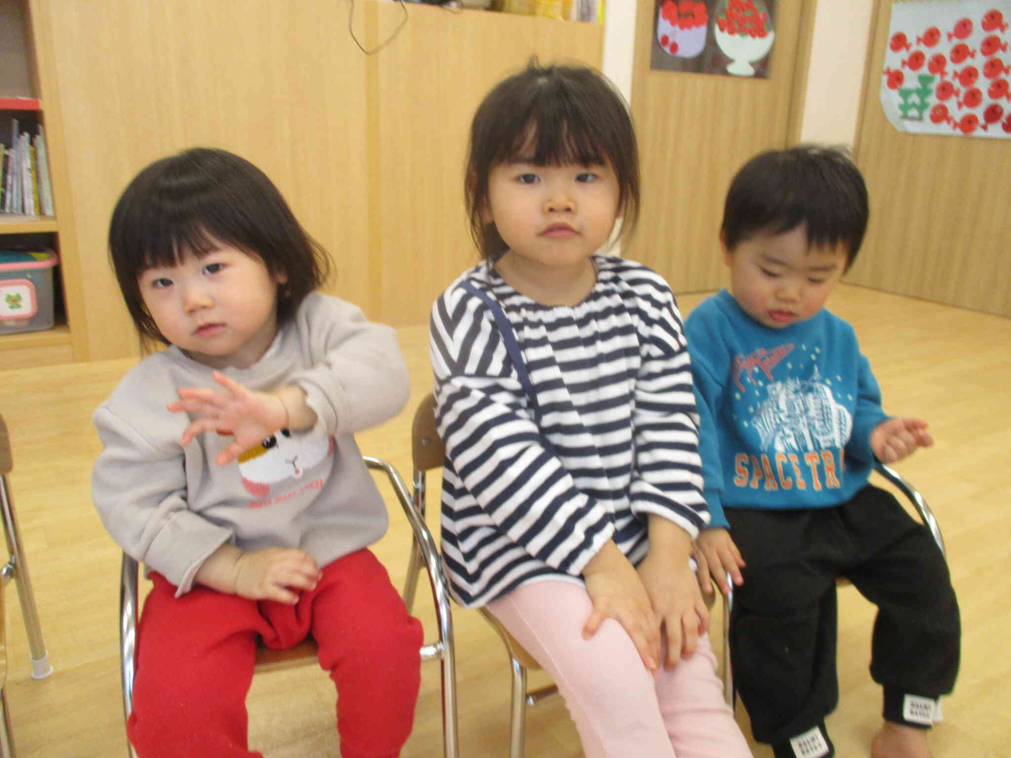 朝の会で卒園式の練習中。体を揺らしたり、身振り手振りで歌う姿が可愛いね。