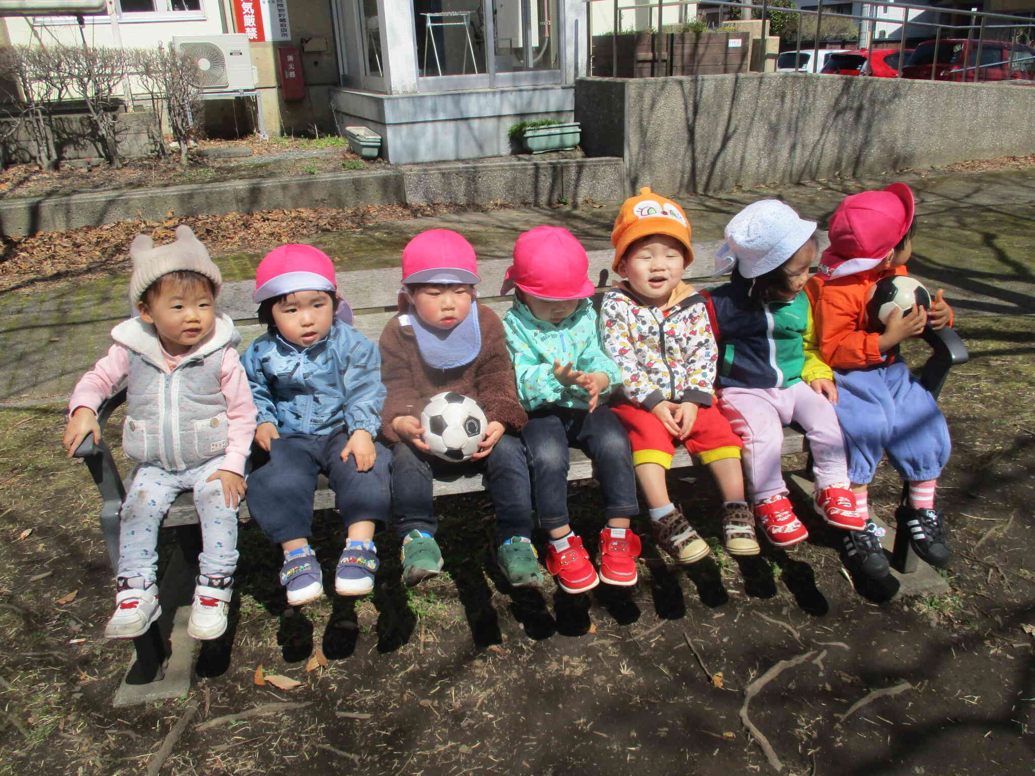 遊んだ後は、ベンチで休憩したよ。たくさん遊んでパワーチャージ！