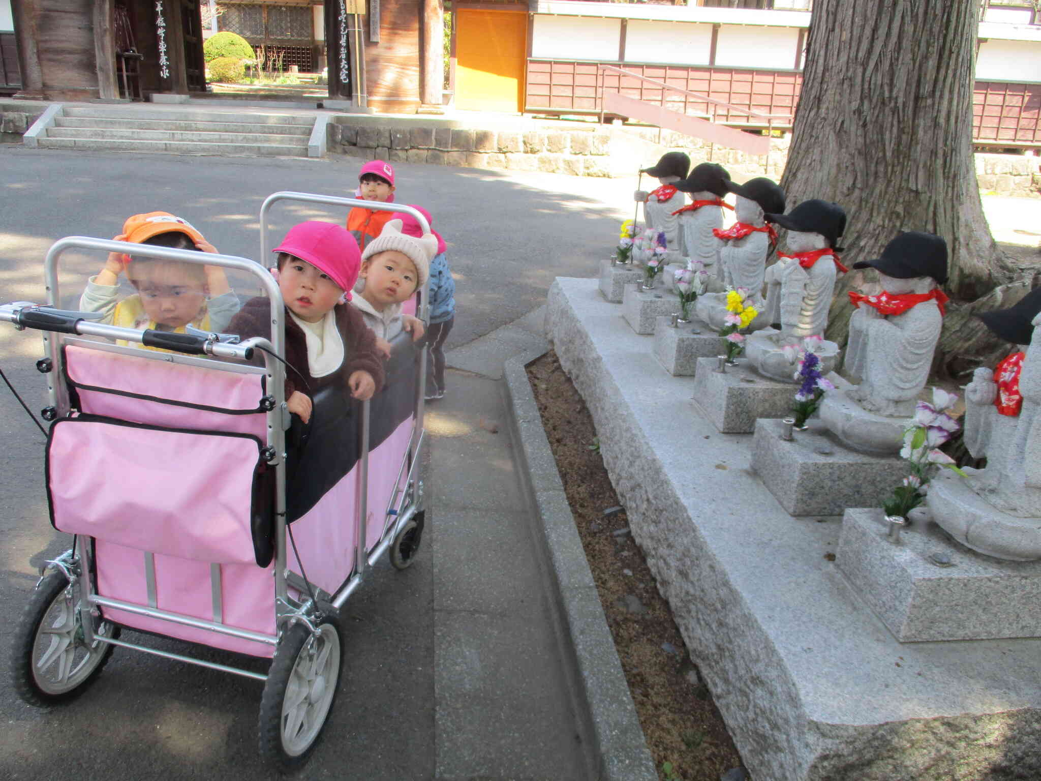 「え～、もう帰るの？」と、お地蔵さんとお別れするのが寂しそうな子ども達。