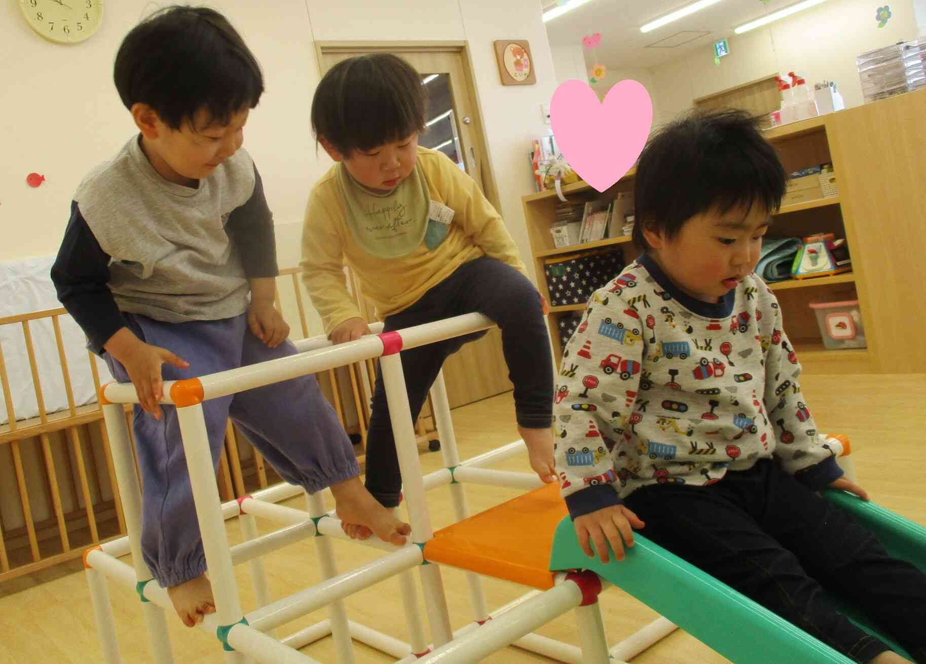 黙々とジャングルジムで遊んでいます！