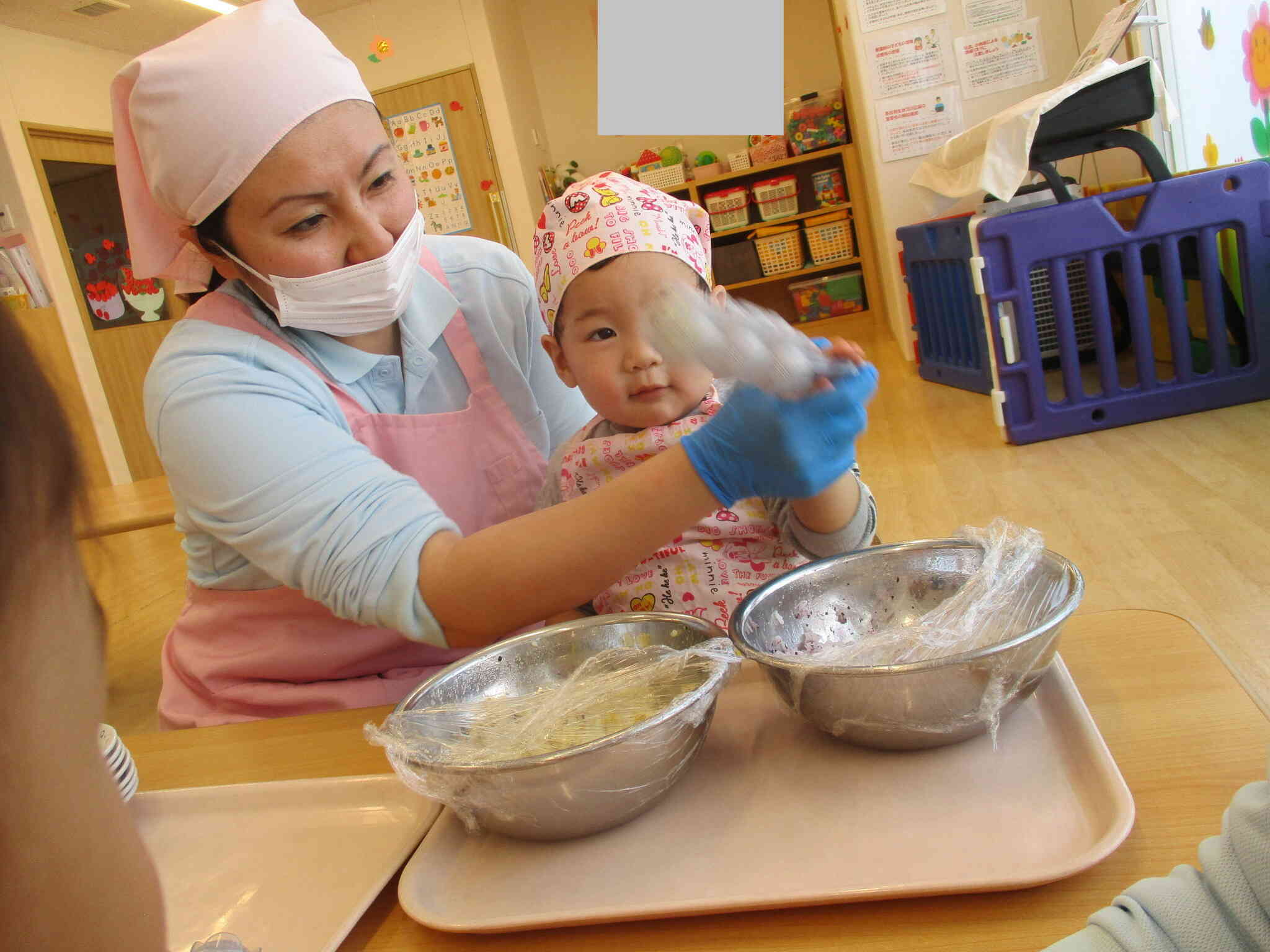 先生と一緒にふりふり！あひる組（１歳児）