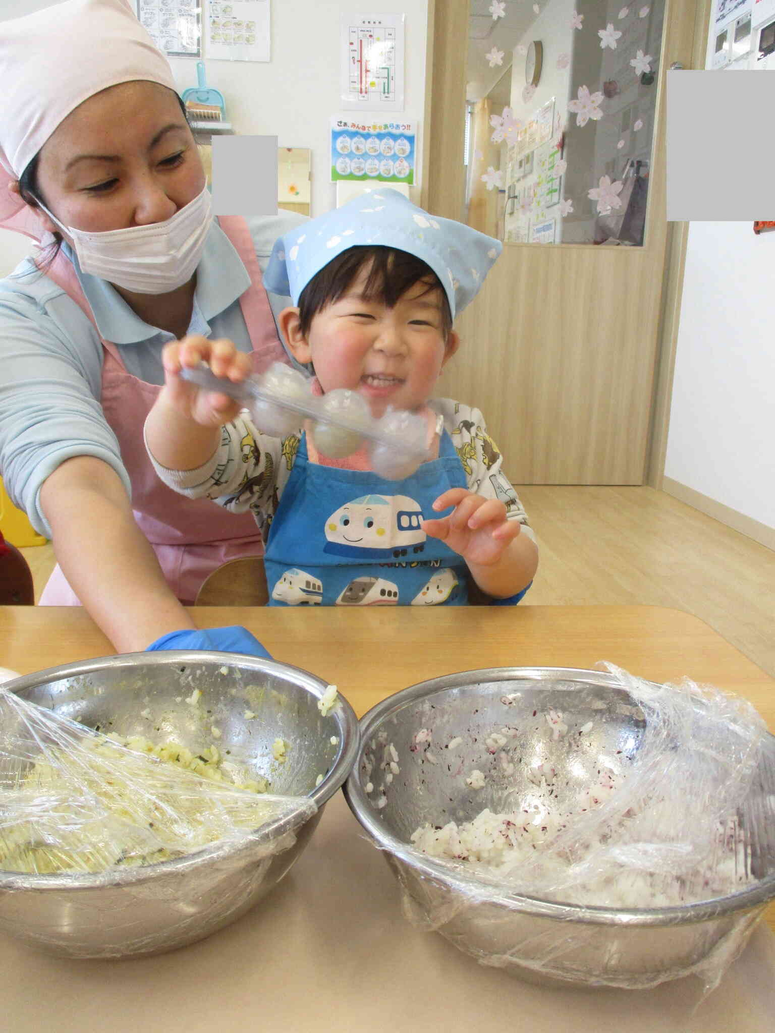 １人でふりふりできるよ！うさぎ組（２歳児）