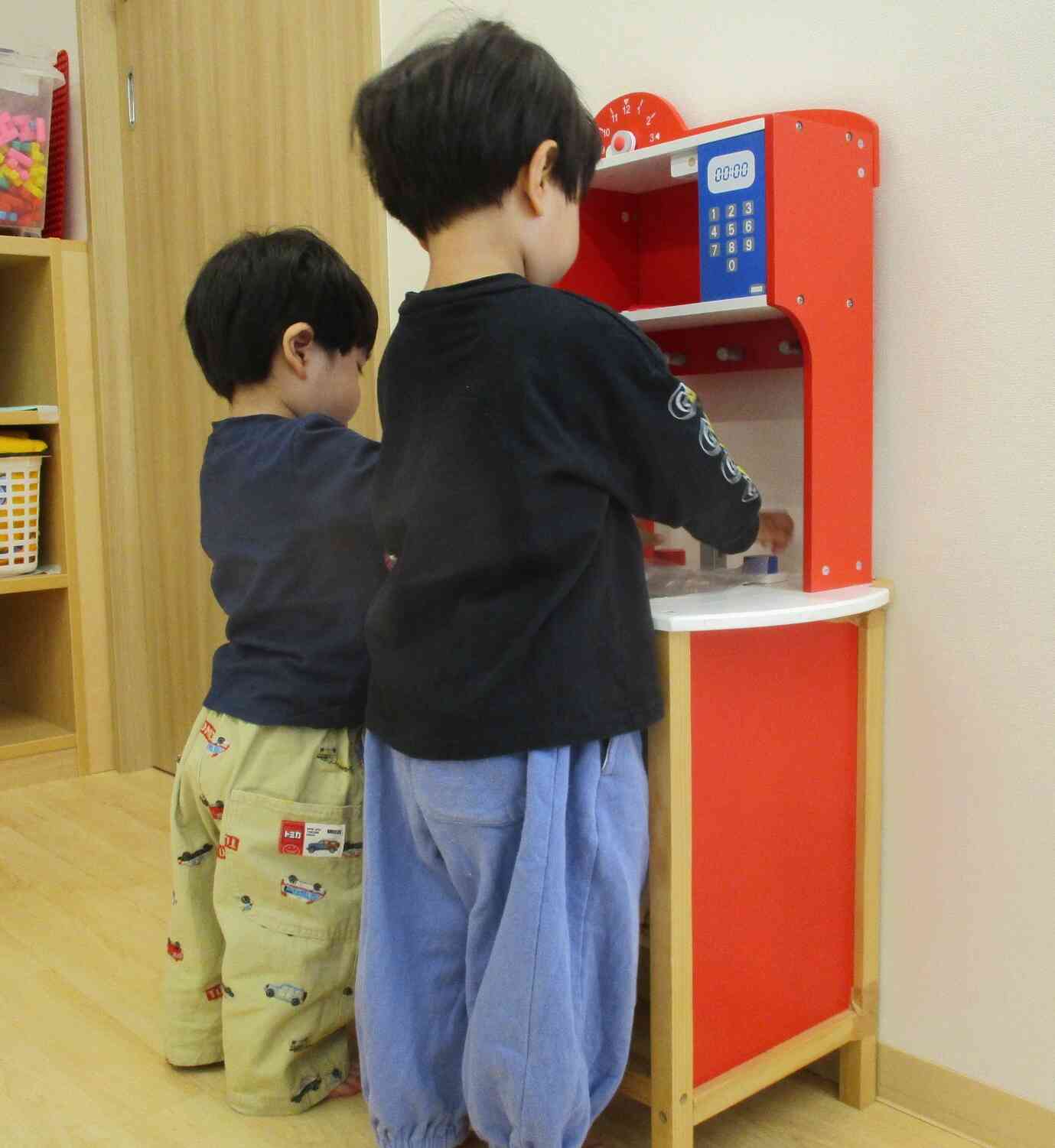 キッチンに立って黙々と料理作りとお皿洗いを頑張っています。