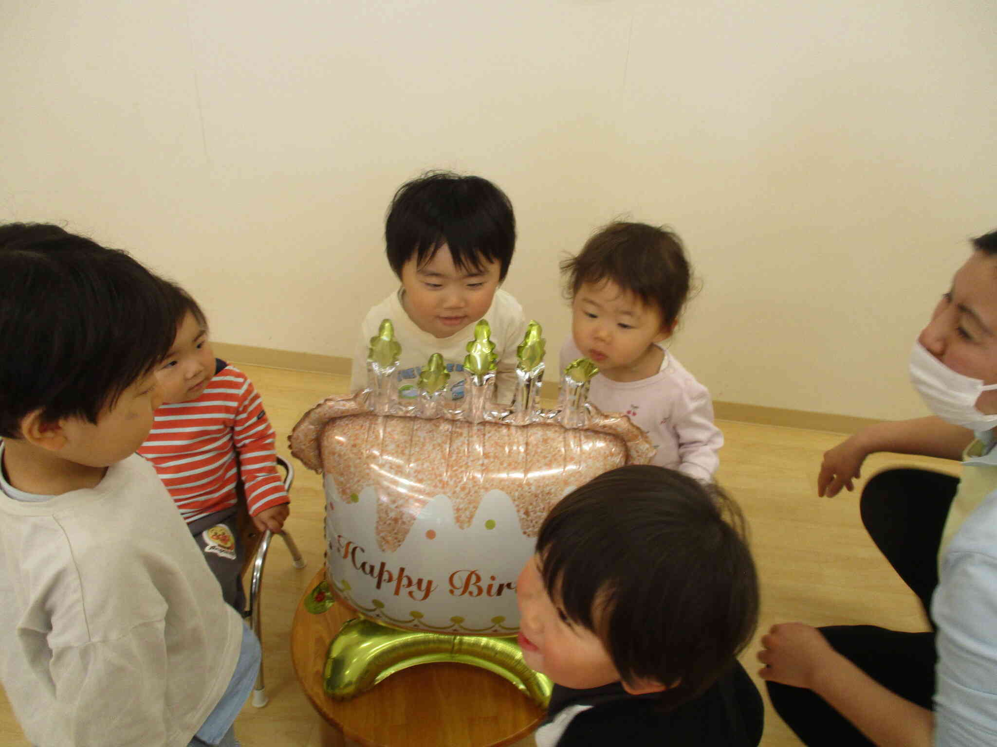 大きなケーキのバルーンのろうそくに向かって、「ふ～、ふ～」と火を消す真似が可愛らしかったです。