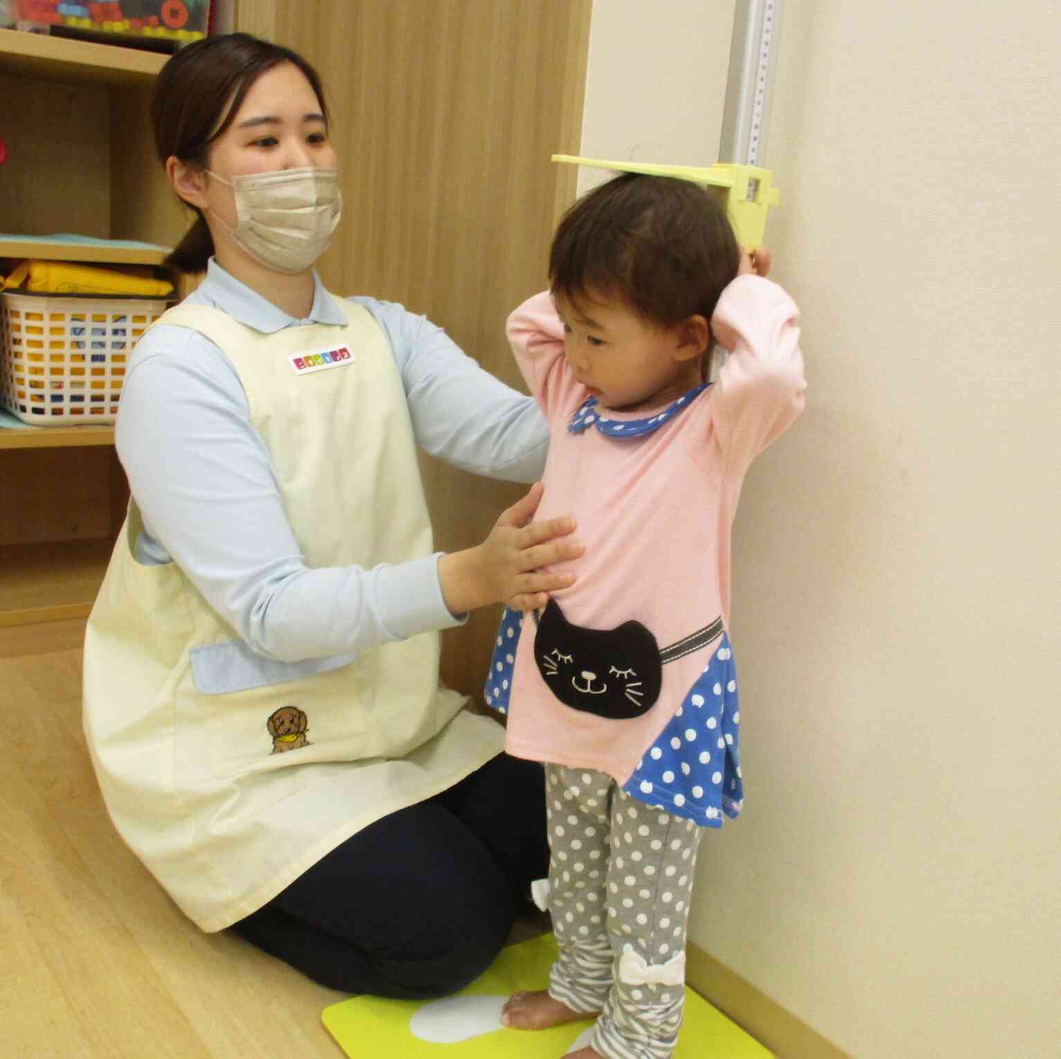 先生に「きをつけぴっ！」と言われて、つい頭の後ろに手が行ってしまう姿が可愛いです。