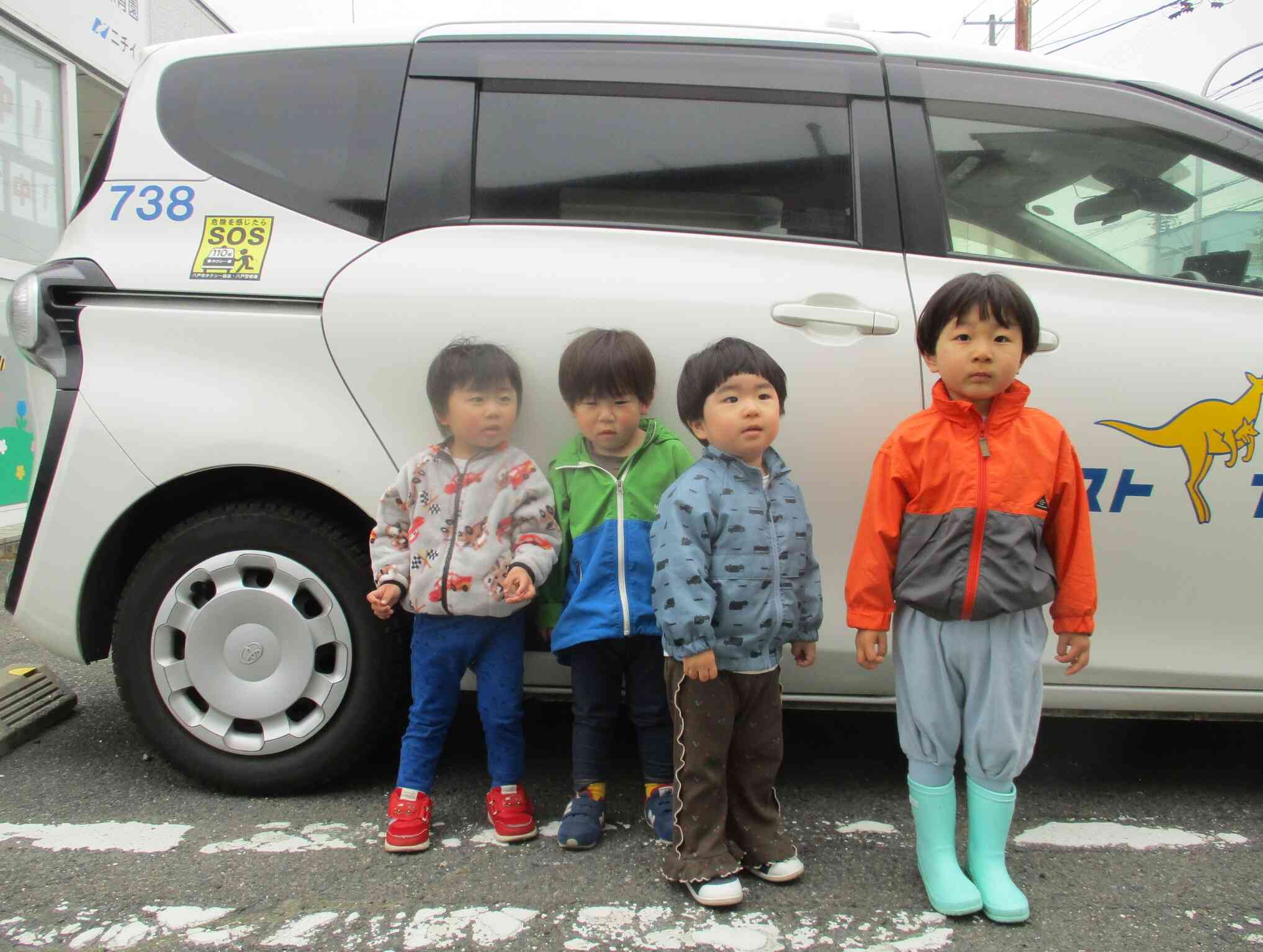 タクシーの前で記念撮影もしました！がちょっぴり緊張気味です。