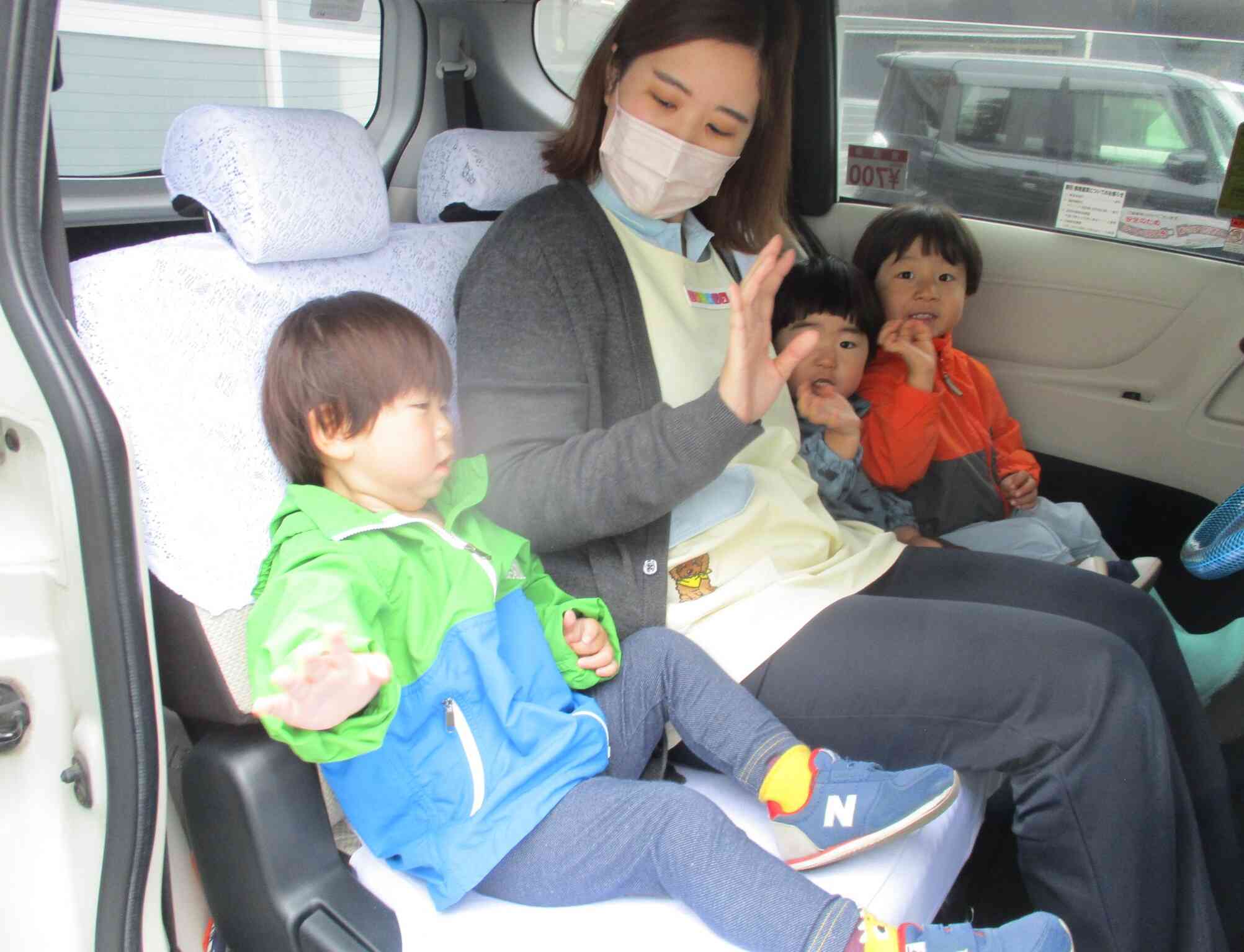 初めてのニチイケアセンターへ出発！うさぎ組（２歳児）