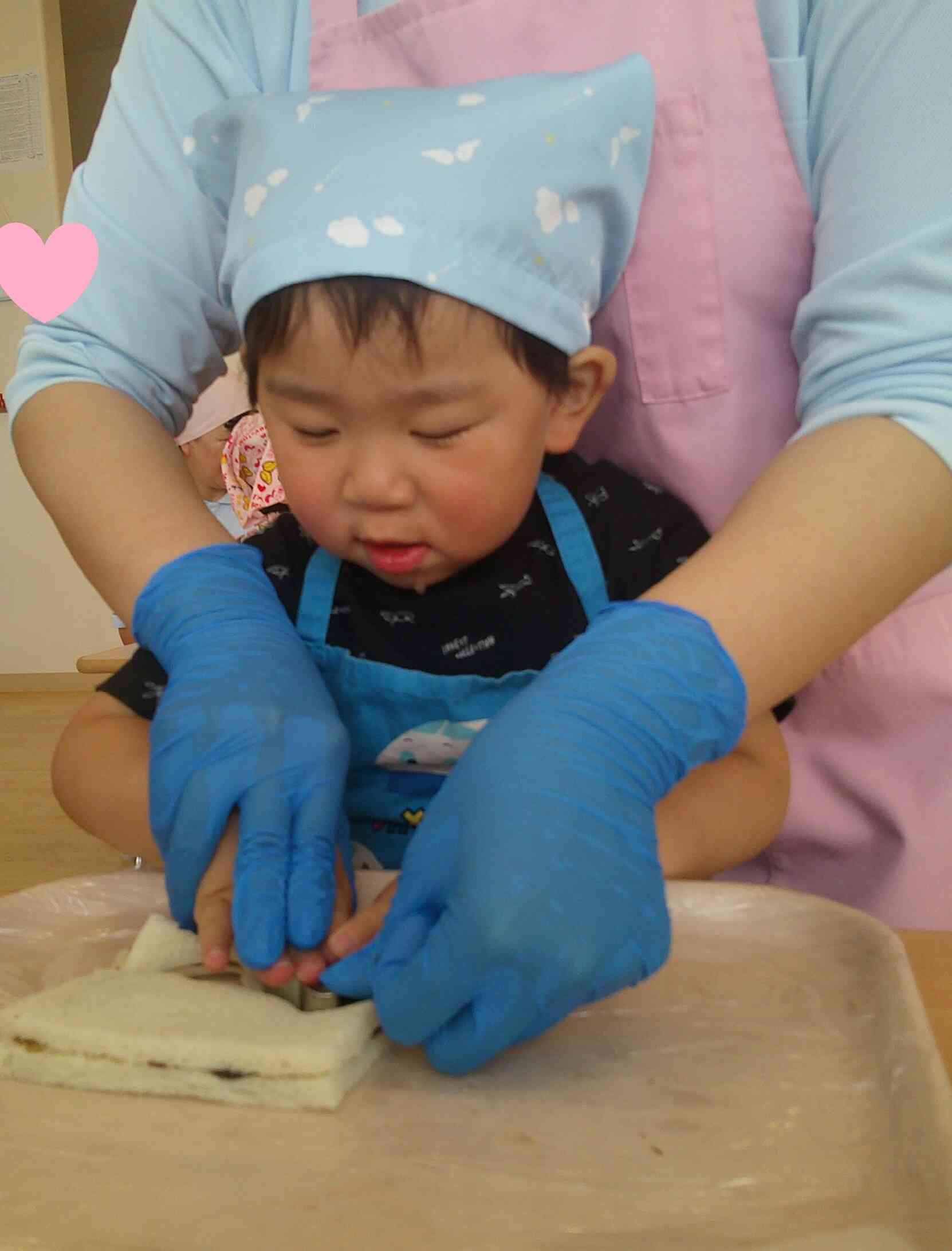 食育活動「型抜きサンドイッチ作り」（あひる組１歳児・うさぎ組２歳児）