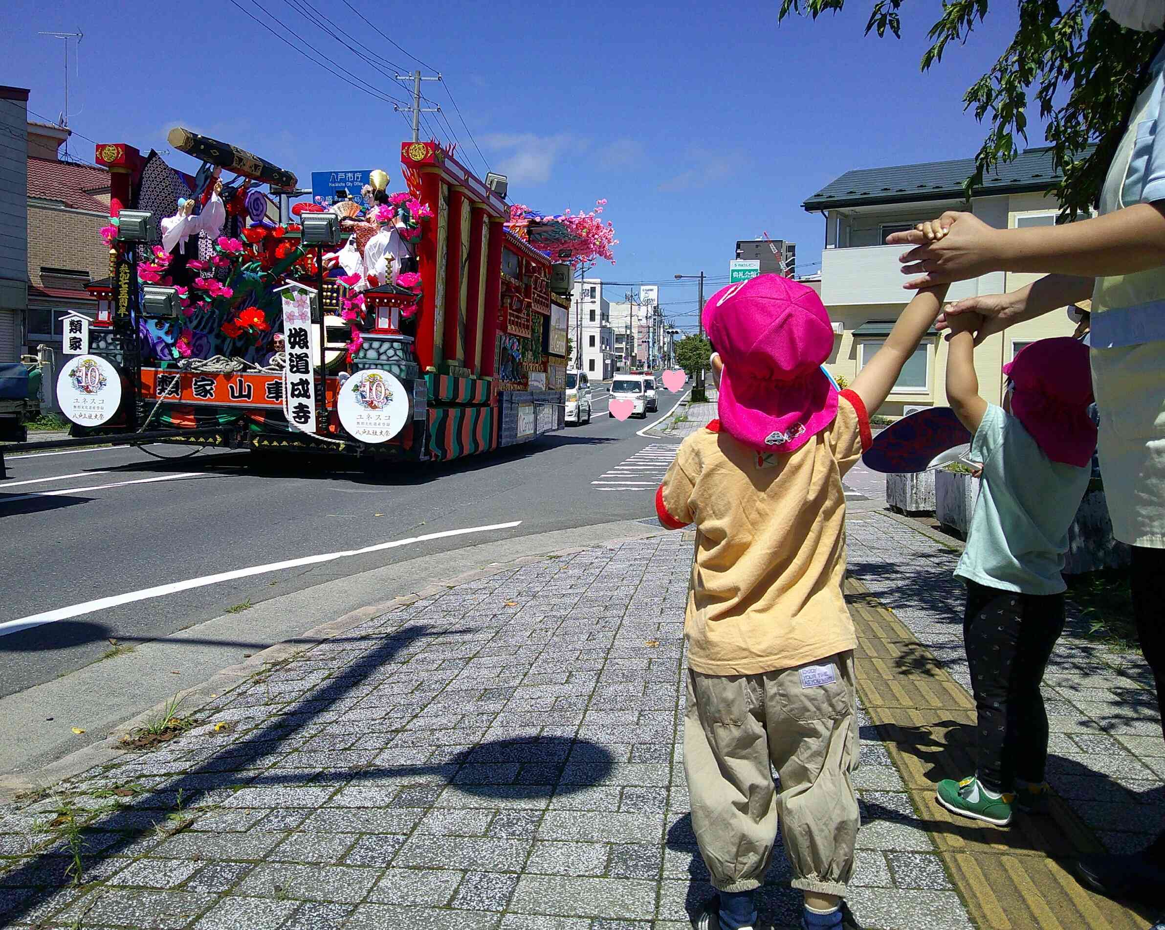帰り道でも山車に出会えて大喜びの子ども達！