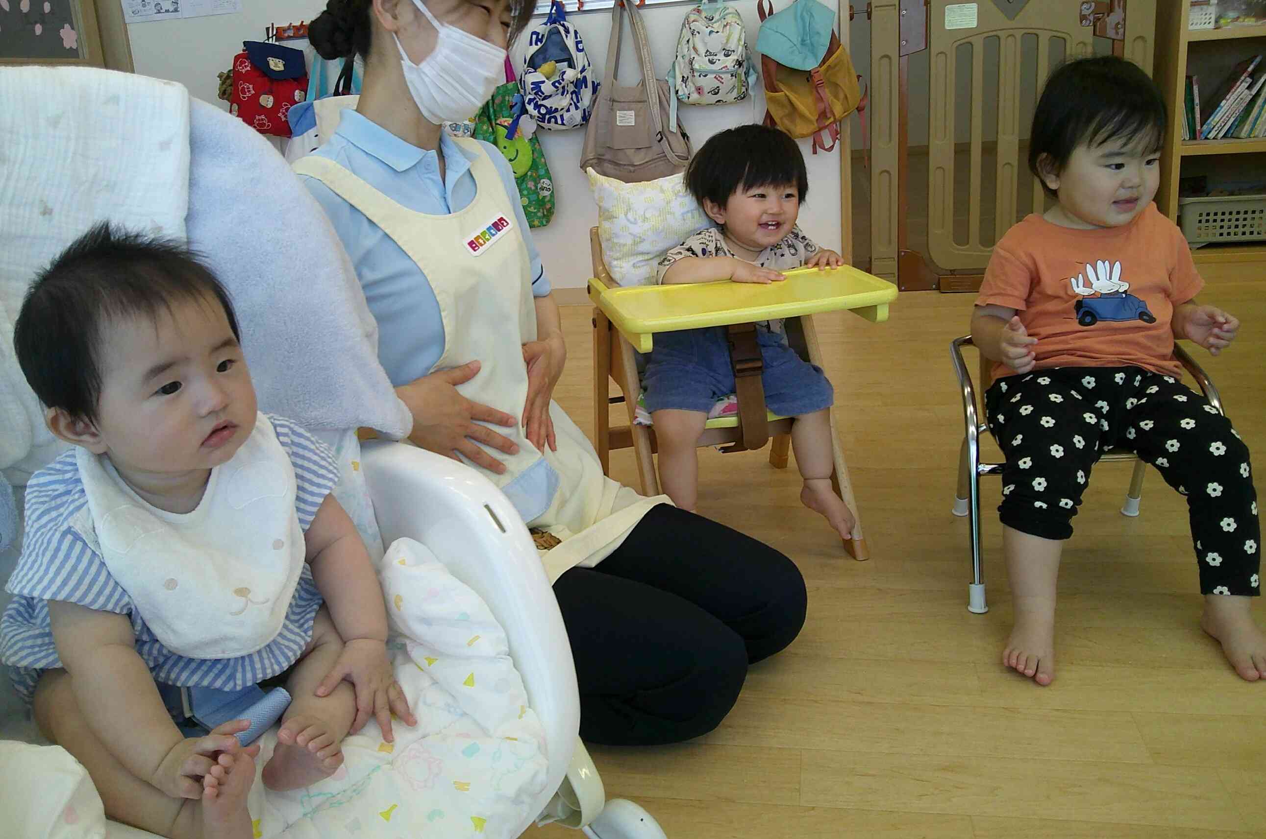 英語教室楽しいね♪0歳児さんも興味津々です。