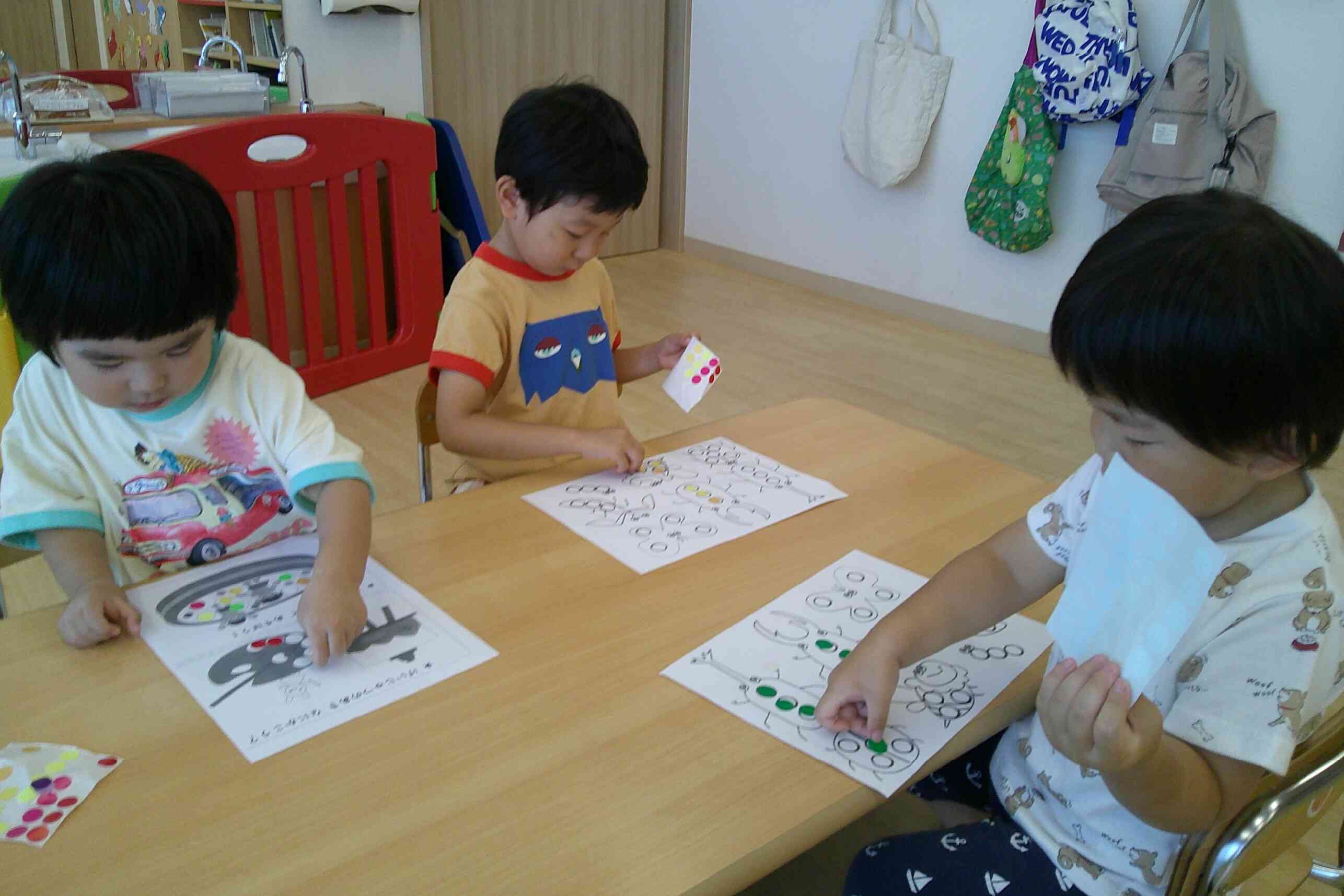 シール遊びをしたよ！うさぎ組（２歳児）