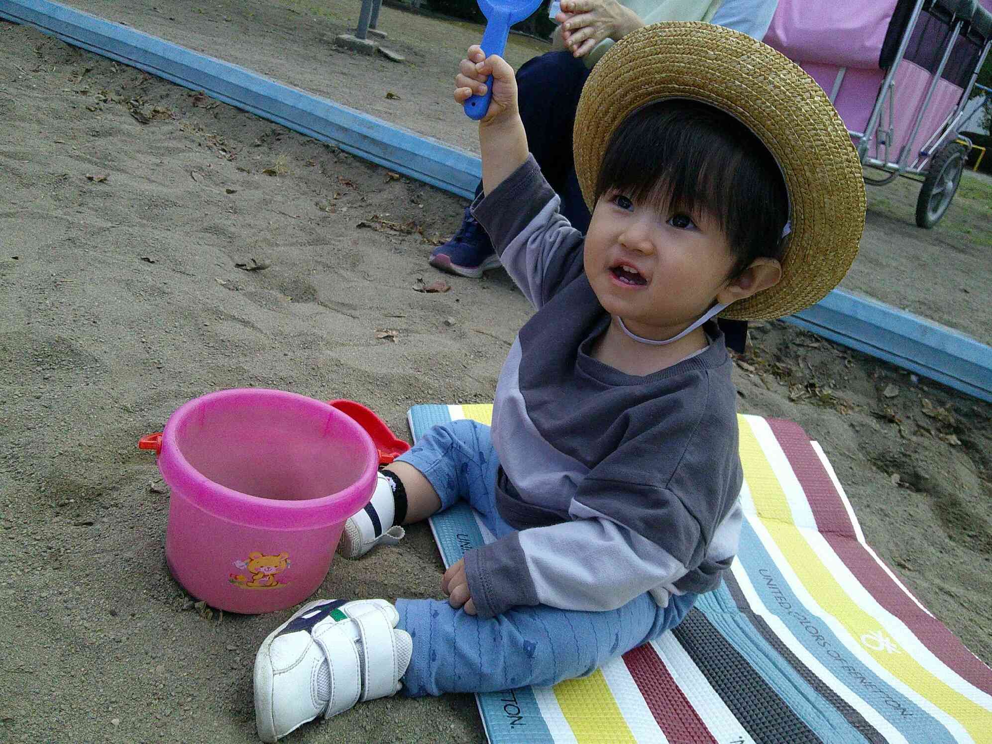 ひよこ組（０歳児）の男の子も、レジャーシートに座って砂場遊びを楽しみました！