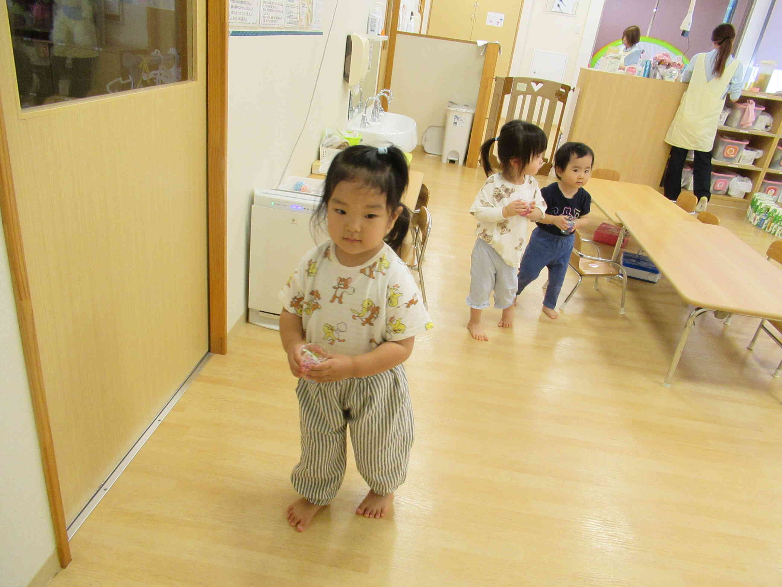 うさぎ組さんは自分で冷凍庫まで持って行きました。そ～っとそ～っと。