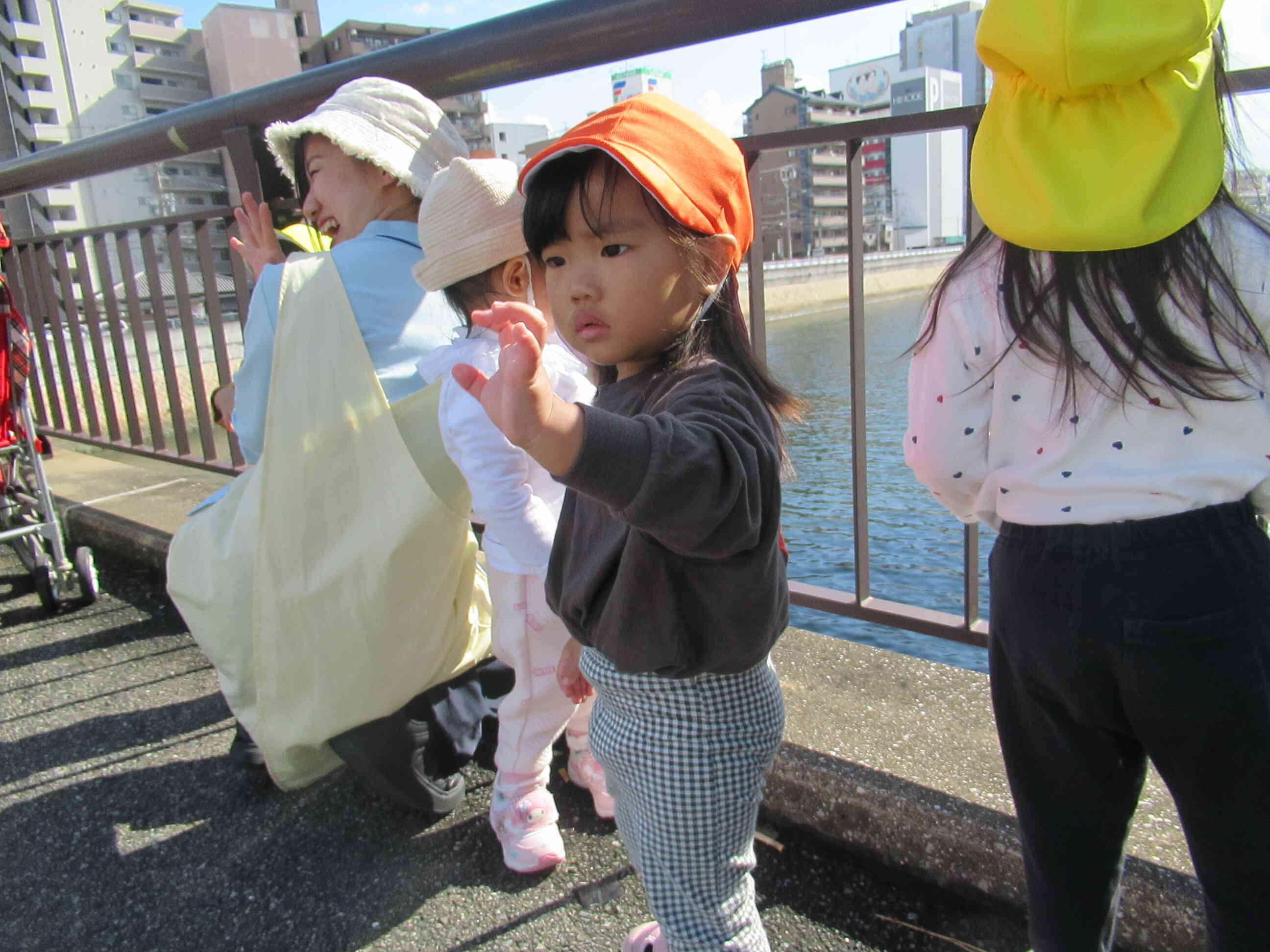 他園の散歩していたお友だちに手を振っています