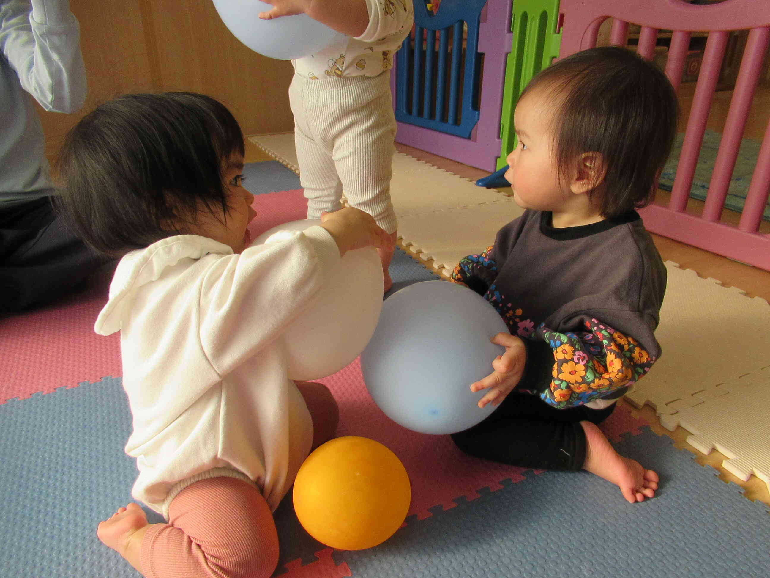 風船遊び（0歳児）