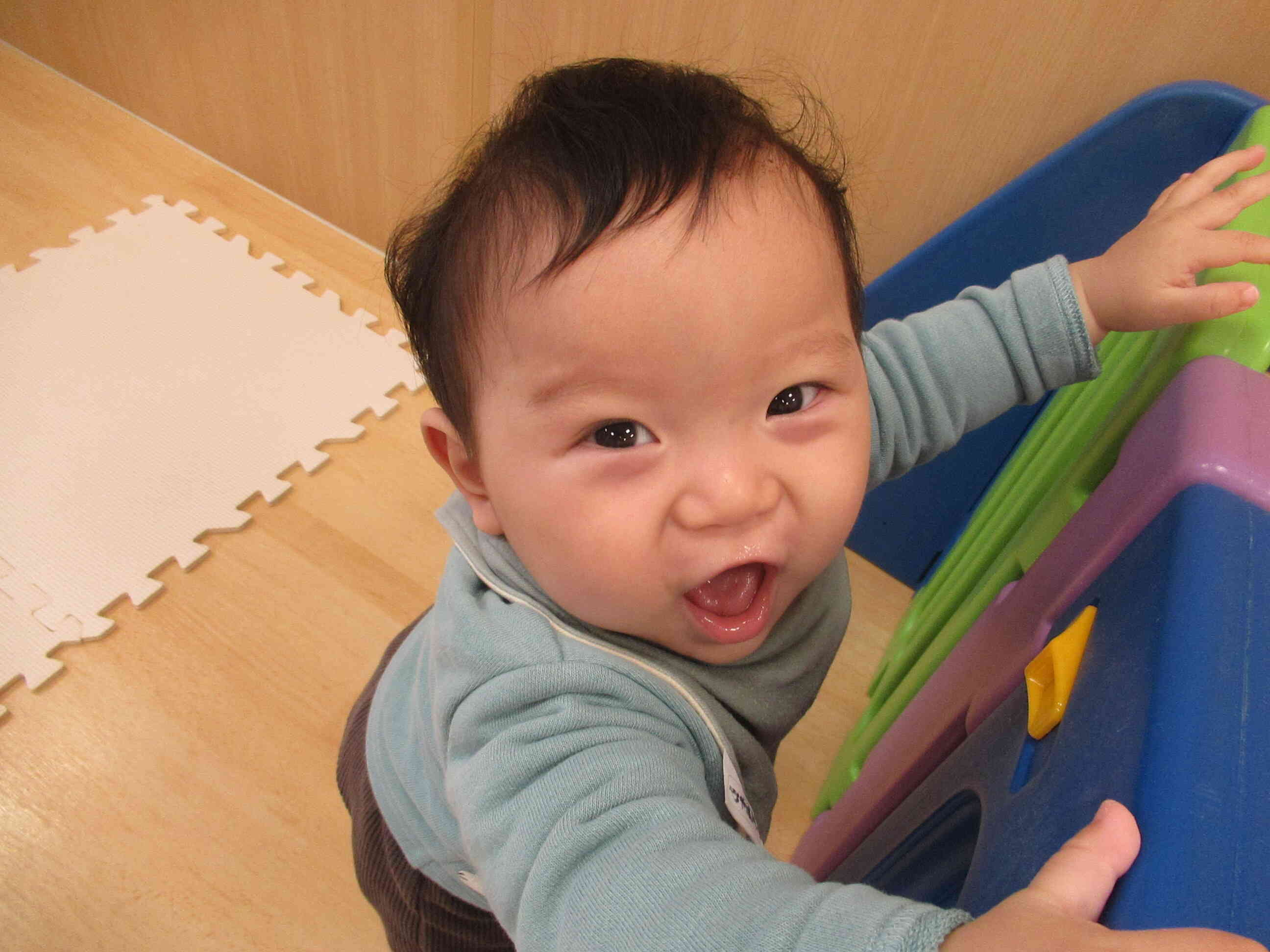 つかまり立ち上手でしょ♪