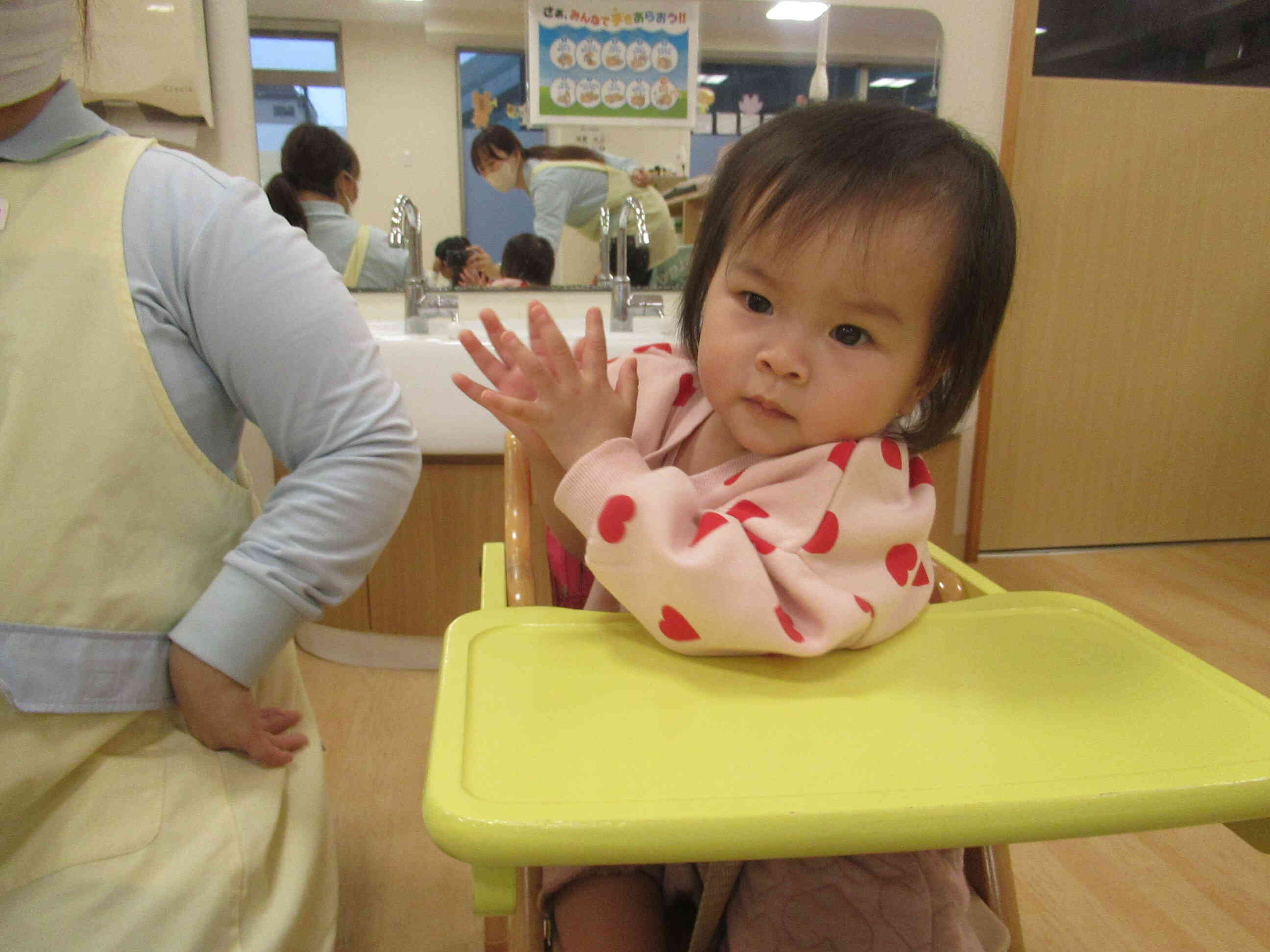 手をパチパチ！