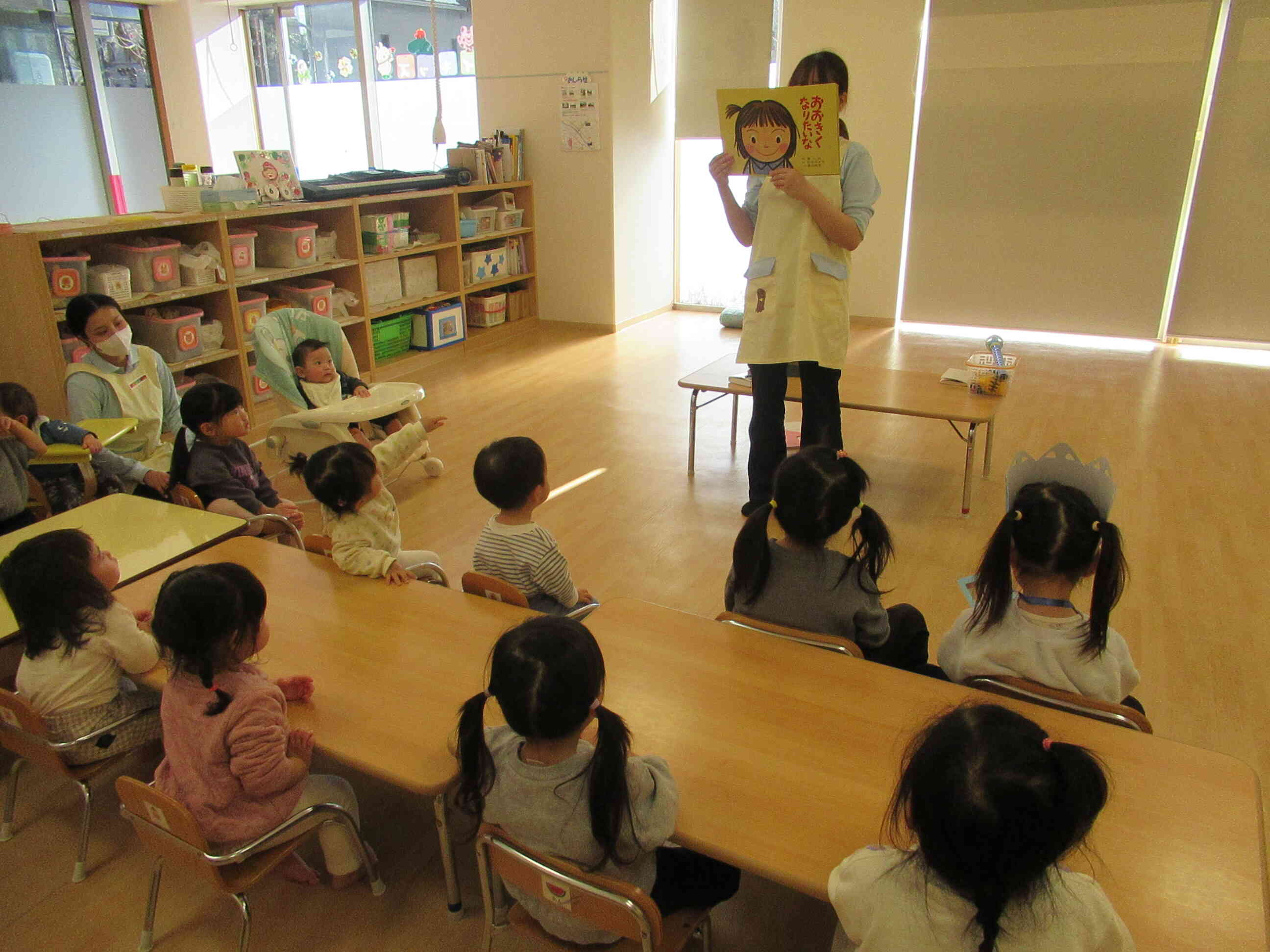 集中して紙芝居を見ていますね…