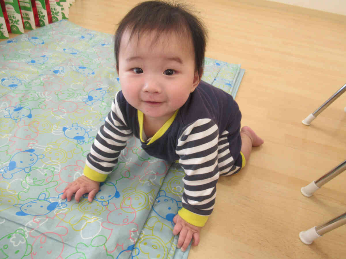 ハイハイの練習中！