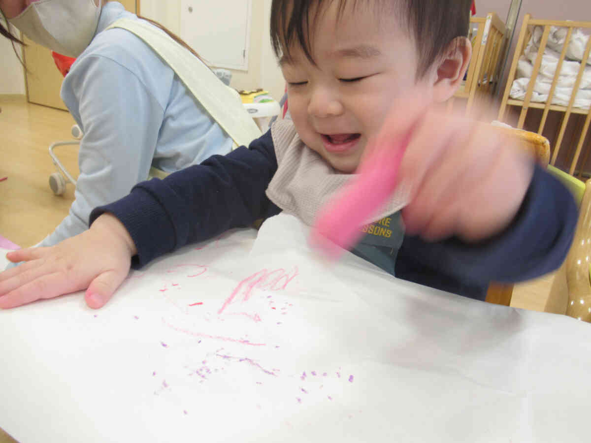 お絵描き・シール貼り遊び（０歳児）