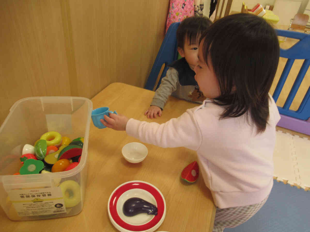 「ジュースを入れまーす」