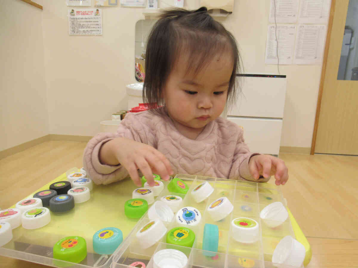 指先遊びに挑戦！（０歳児）