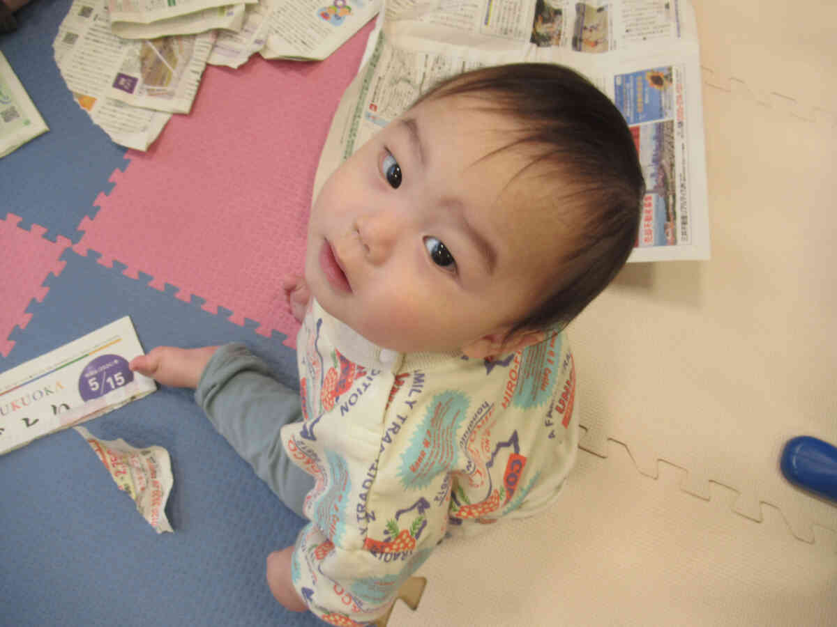 新聞紙遊び（0歳児）