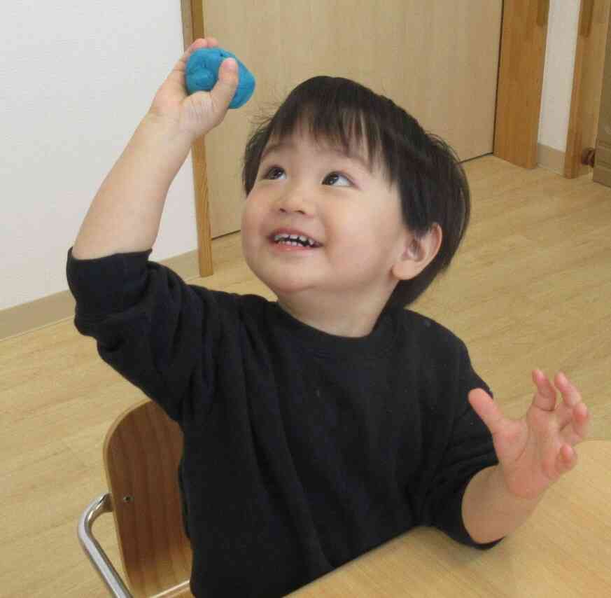 青い粘土はボールにするよ！