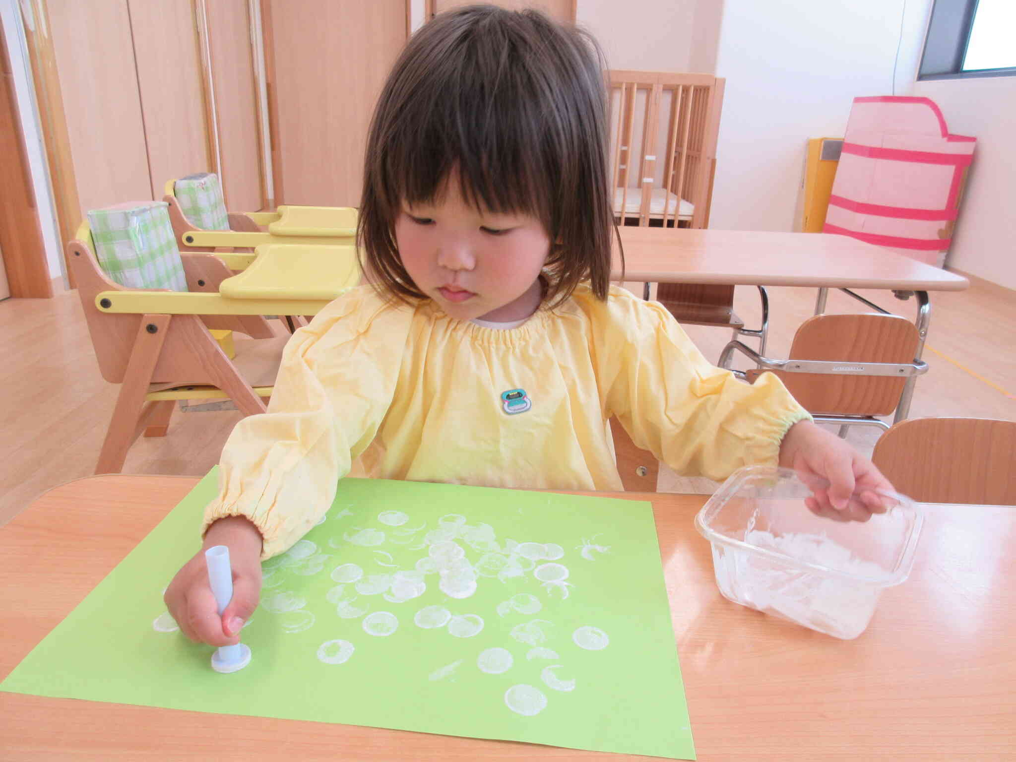 シールをペタペタ