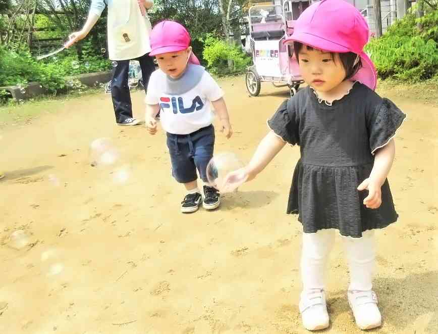 シャボン玉、触れるかな