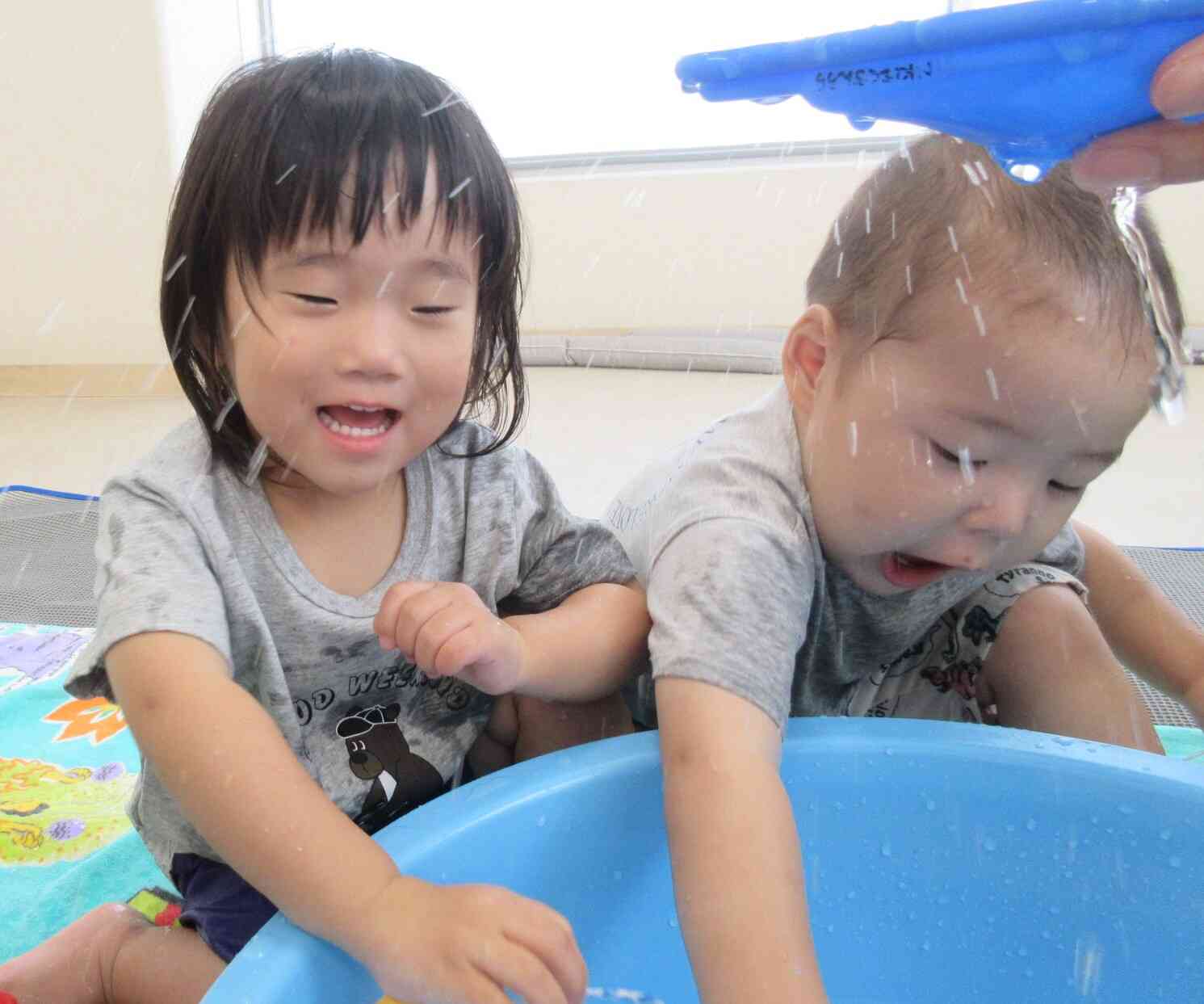 ぱしゃぱしゃ水遊び