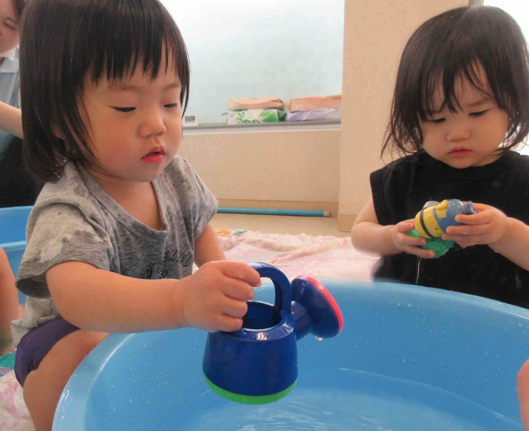 メイン活動　水遊びや雪遊びなど季節を感じる活動を行っています