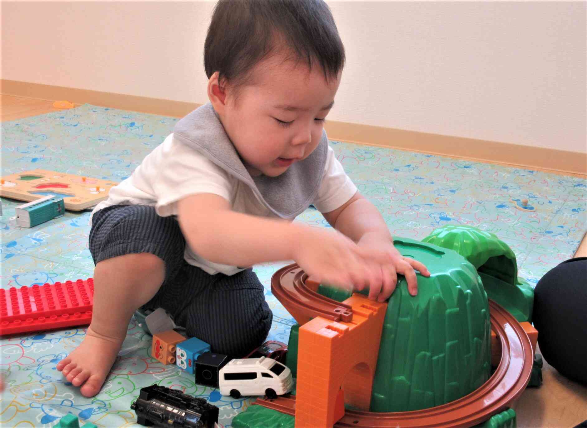 朝の自由遊び　ブロックやおままごとが人気です