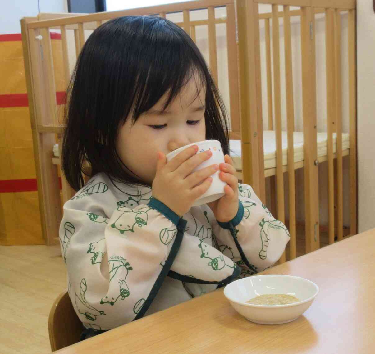 朝のおやつ　牛乳と軽いお菓子などを提供します