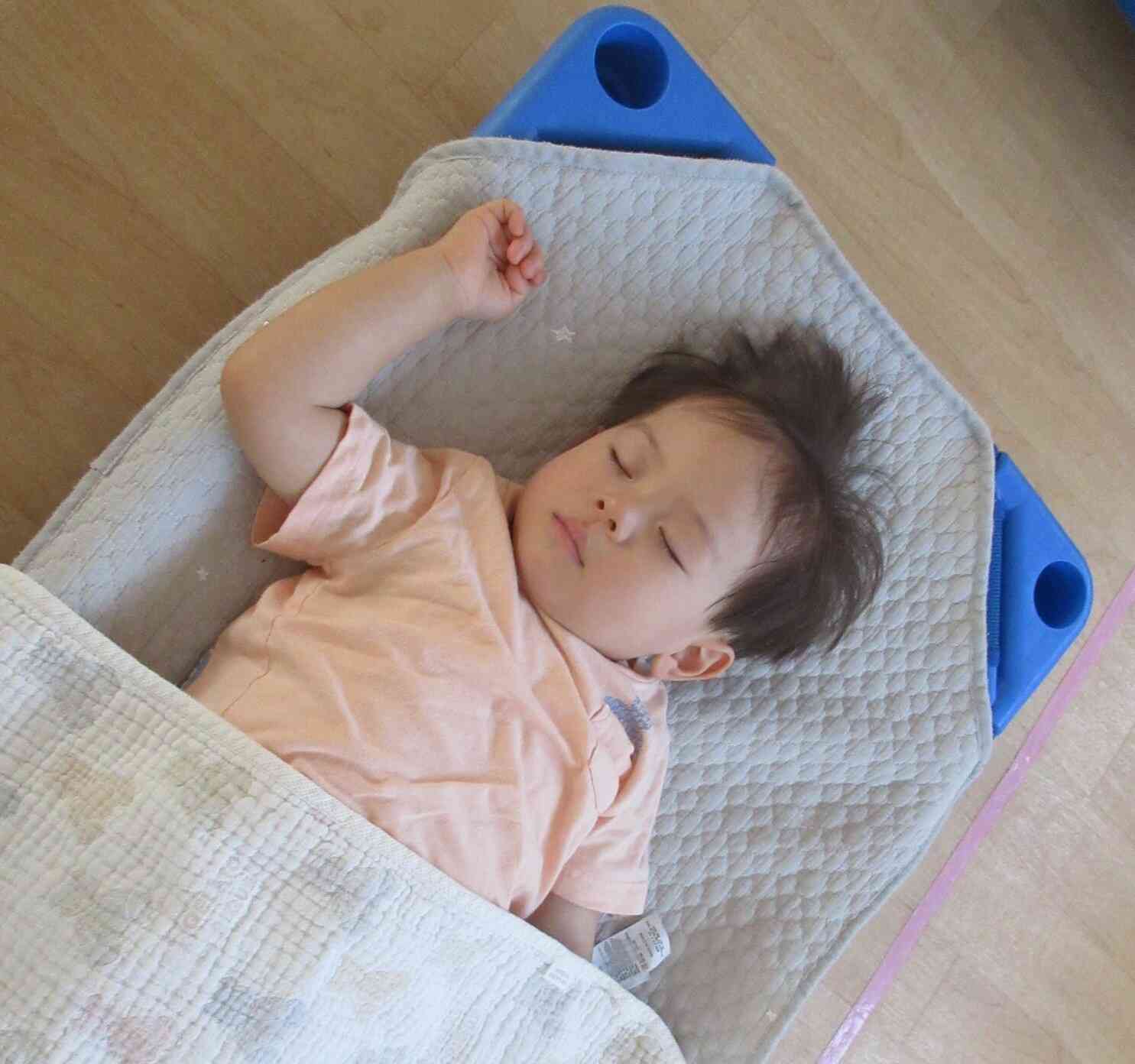 お昼寝は園のコットやお布団を使用し、大きなお布団の持参はありません