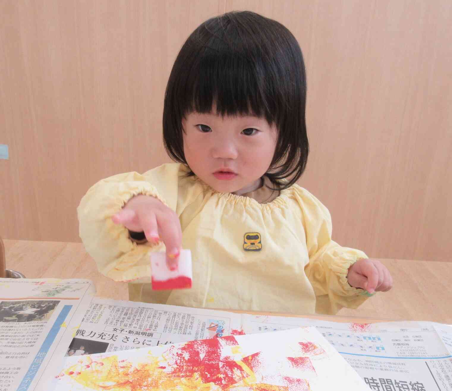 中央の紅葉はあひる組さんがペタペタ