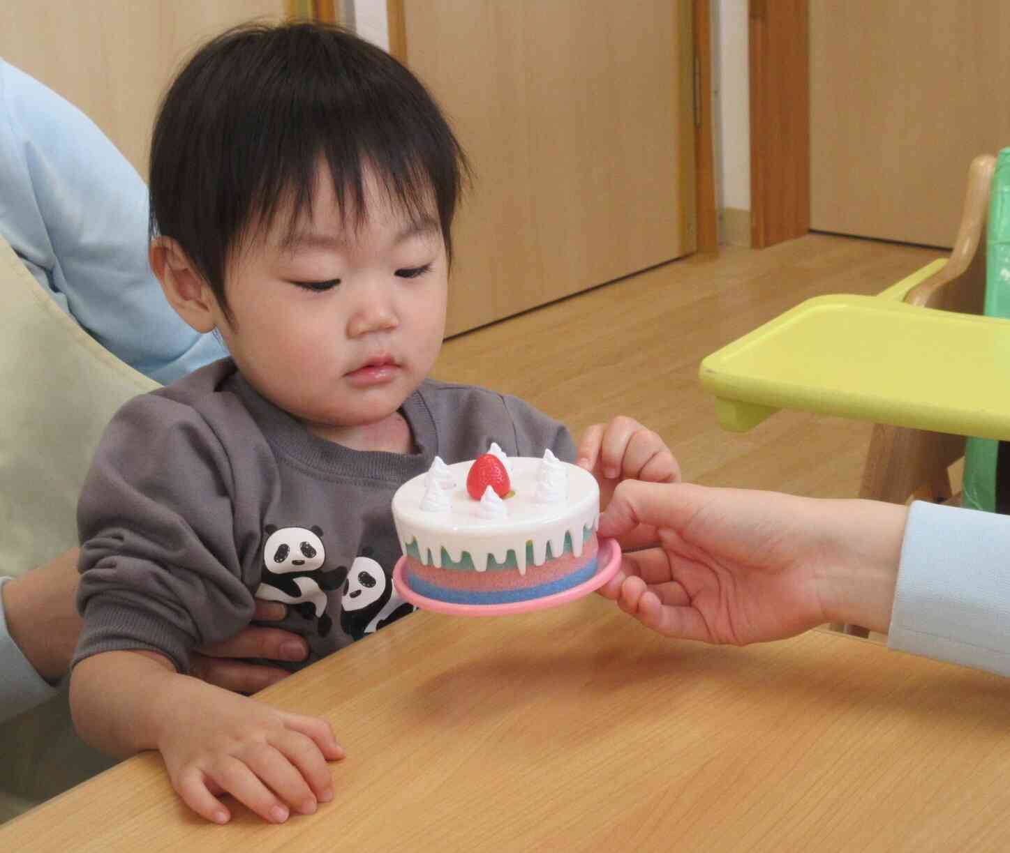 おもちゃのケーキでお祝いしました