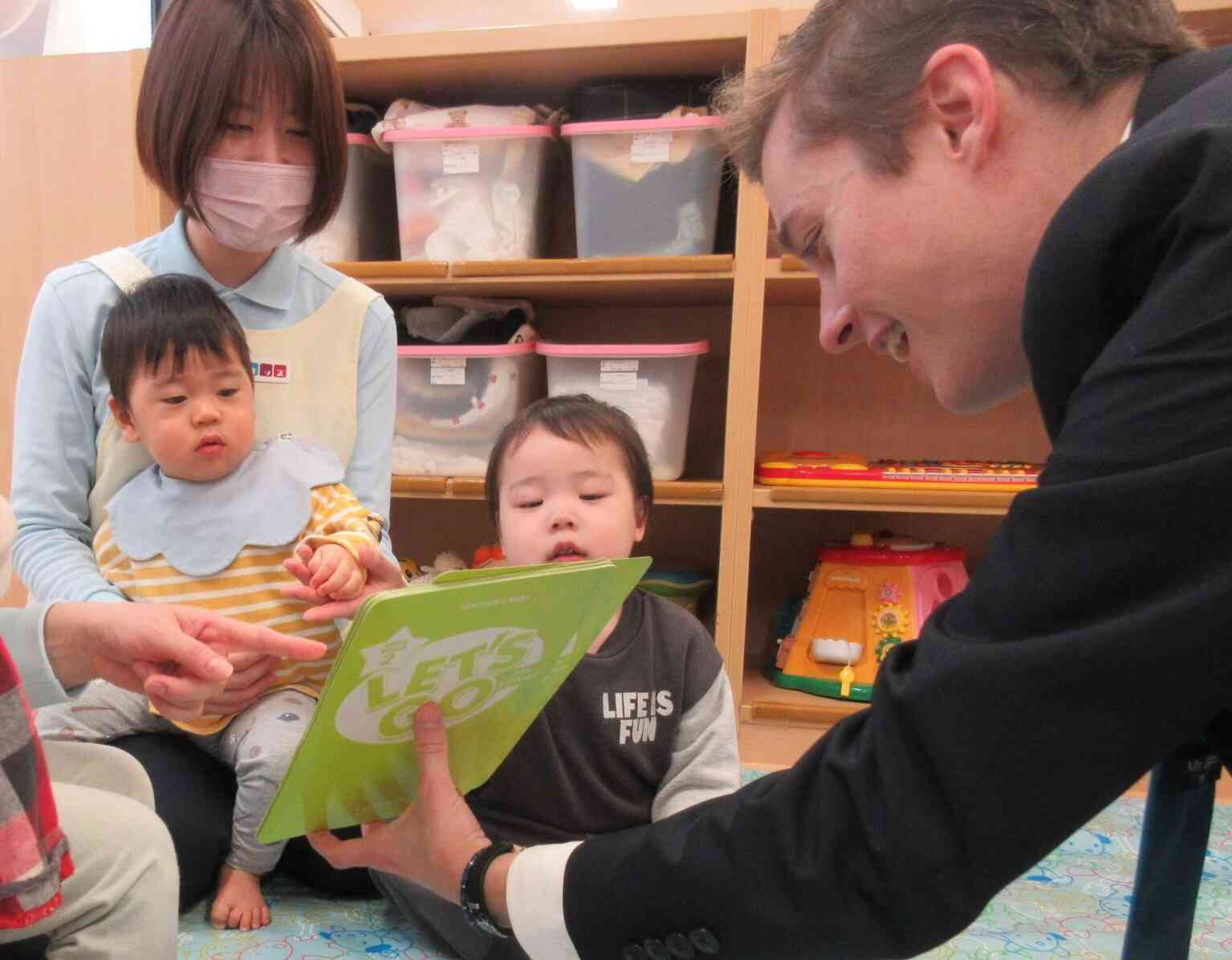 教材に興味津々