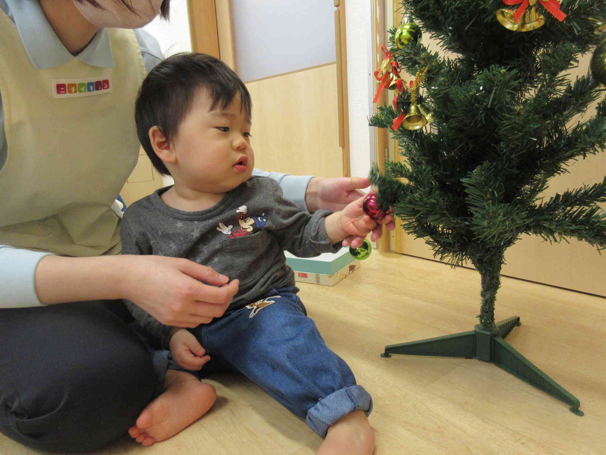 赤と緑のキラキラボール、どっちもきれい