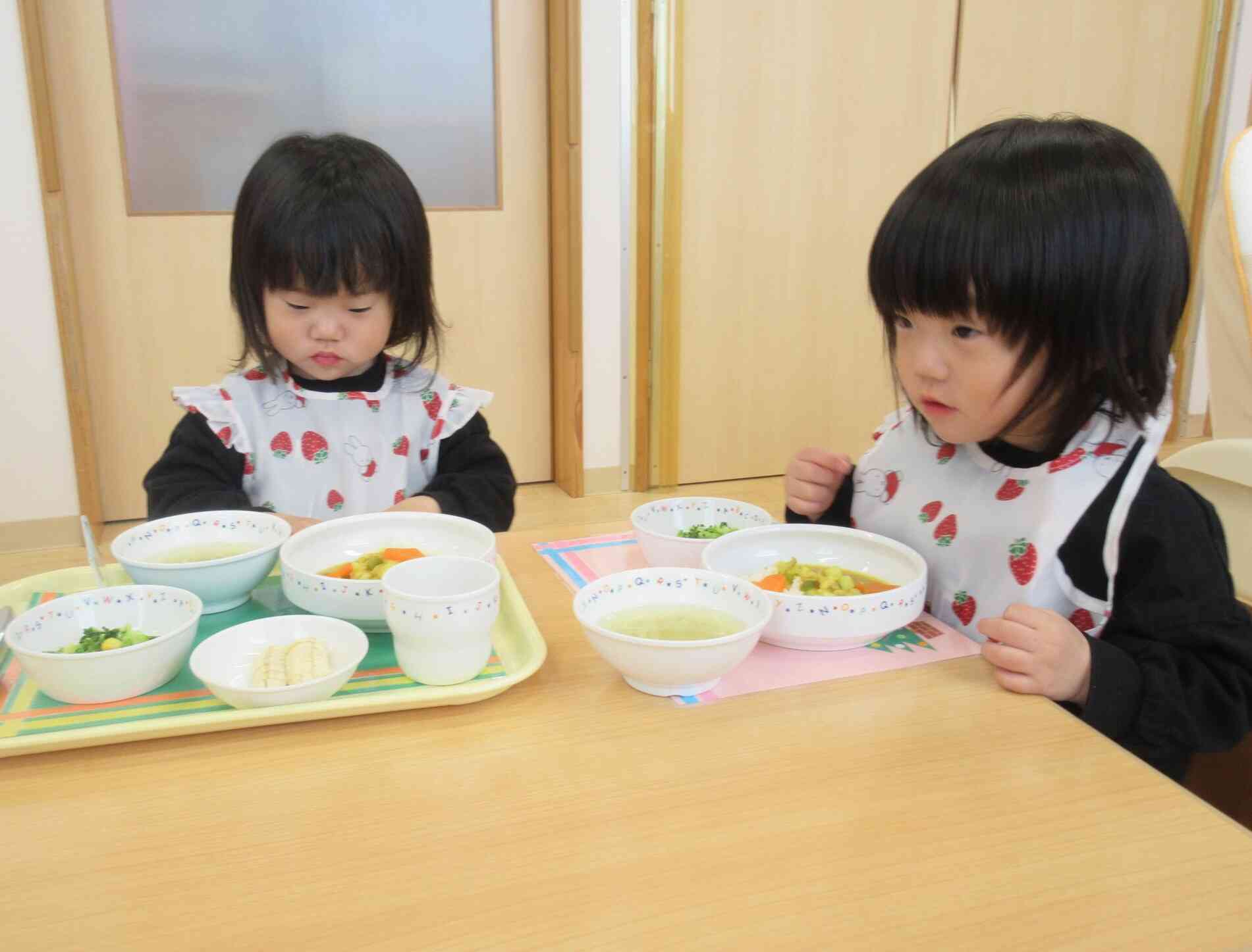 特製ランチョンマットを敷いて、楽しい給食