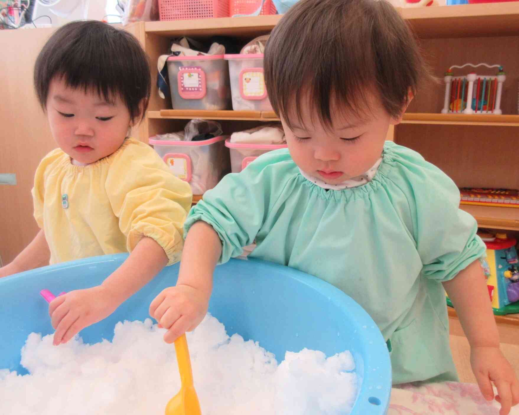 お部屋で雪遊び