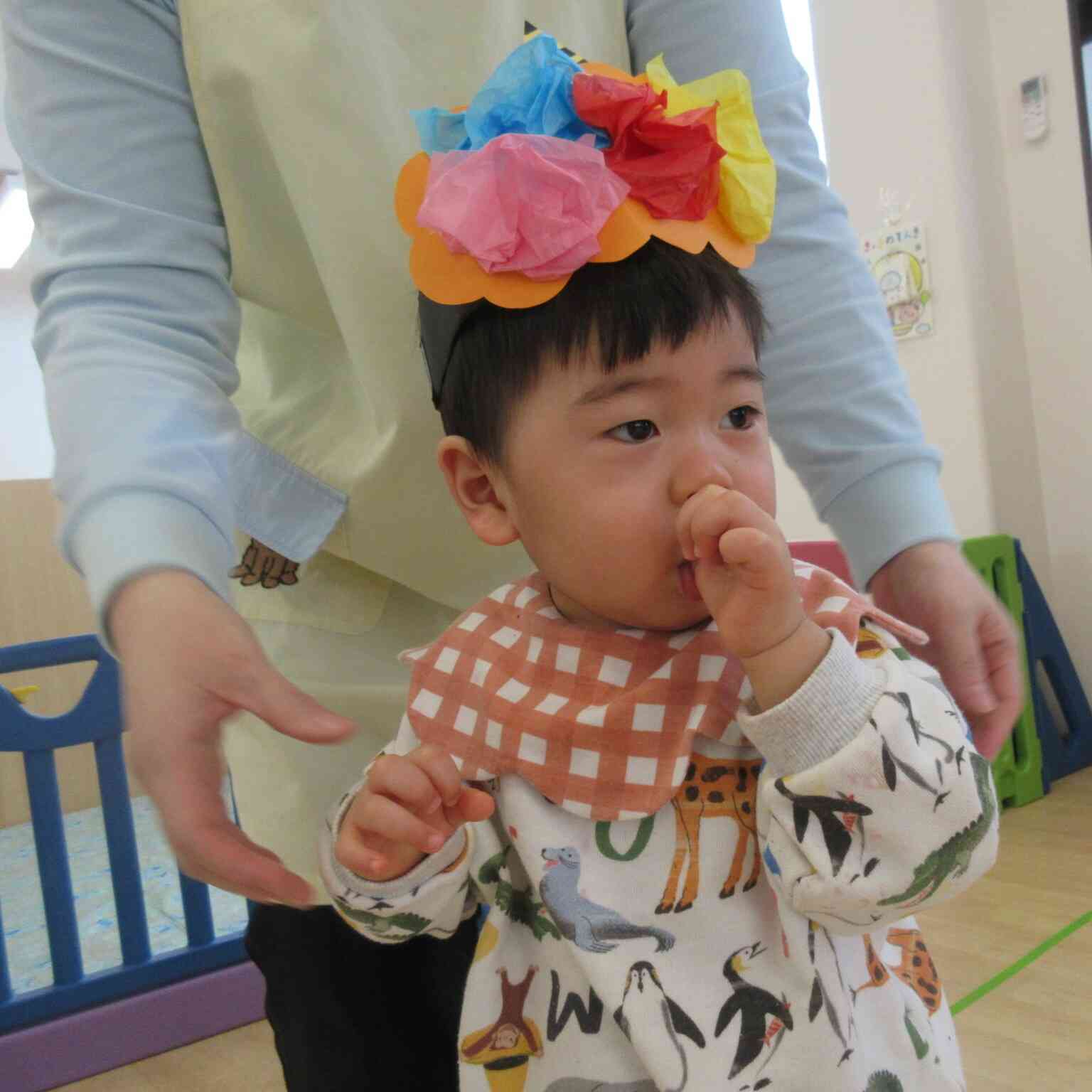 お面はお花紙をくしゃっとして作りました