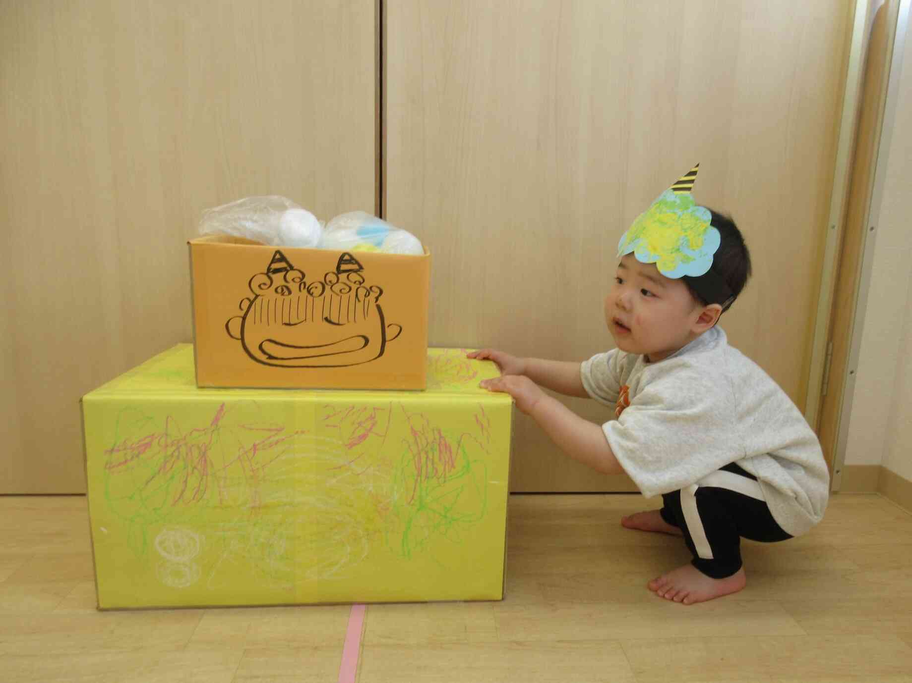 鬼こわいかな、こわくないかな（隠れて様子を伺っています）